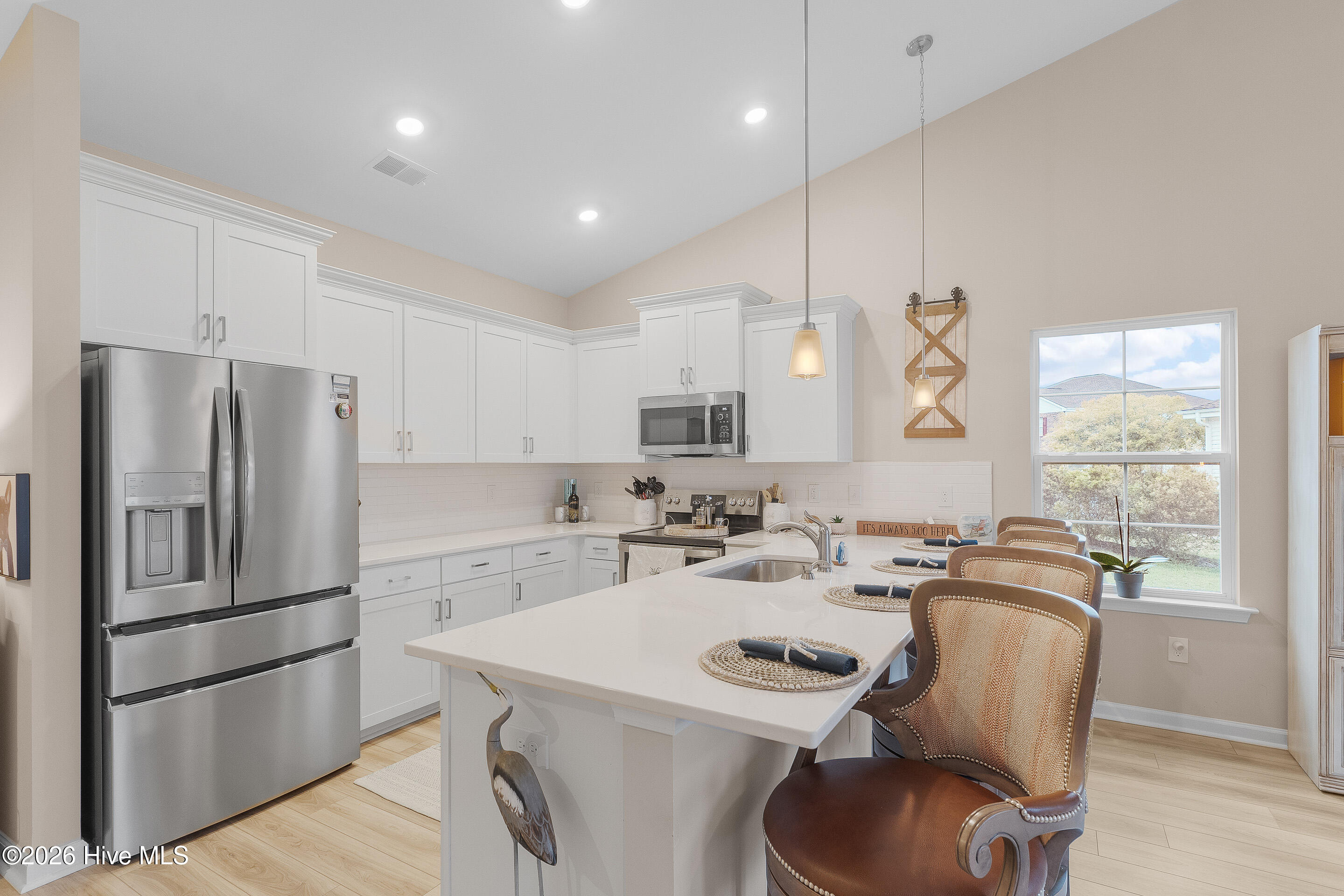 100561089 | Photo 16