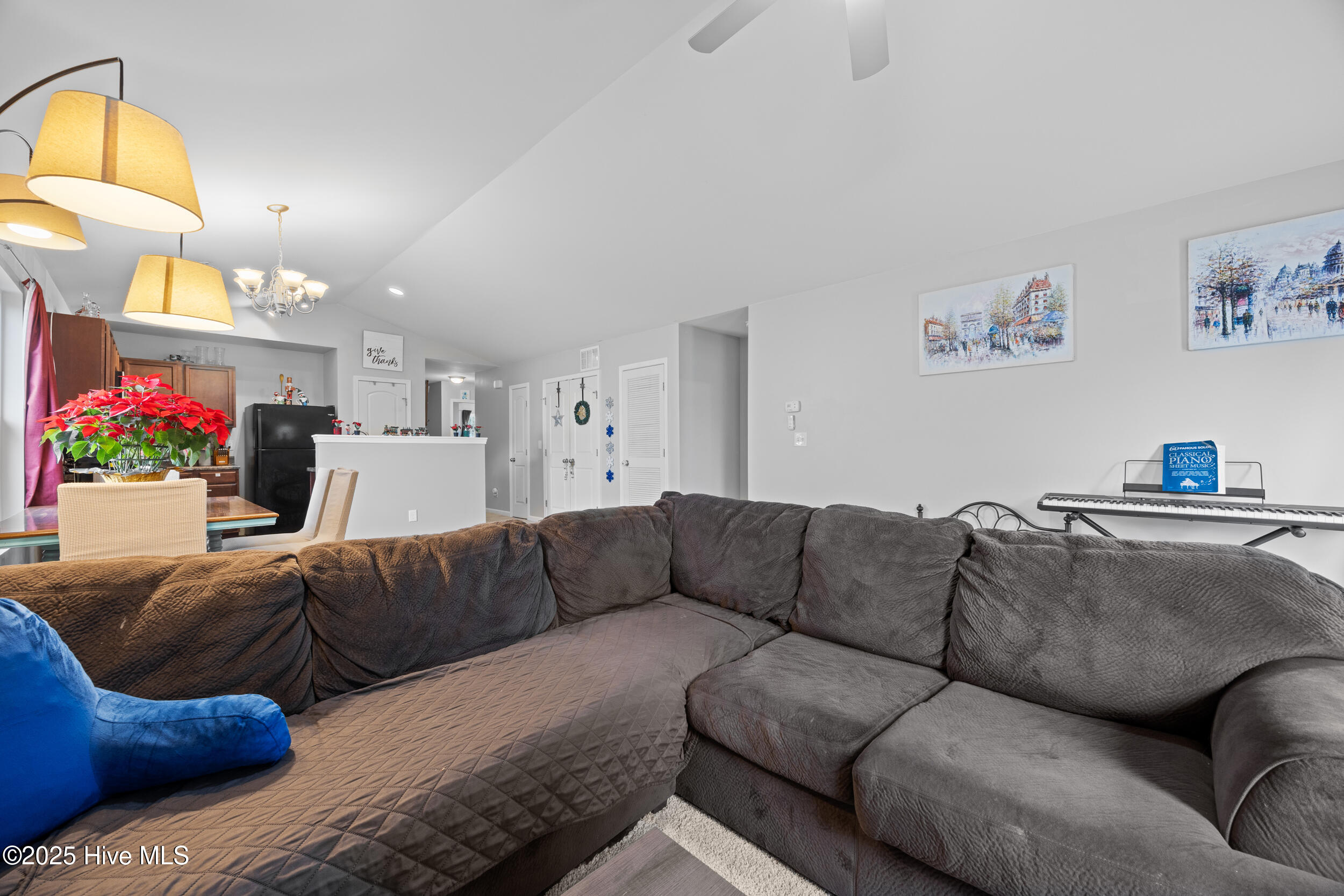 100546201 | Photo 22