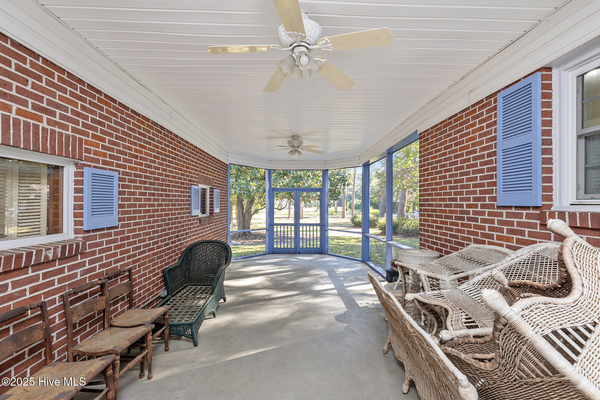 100537209 | Photo 35