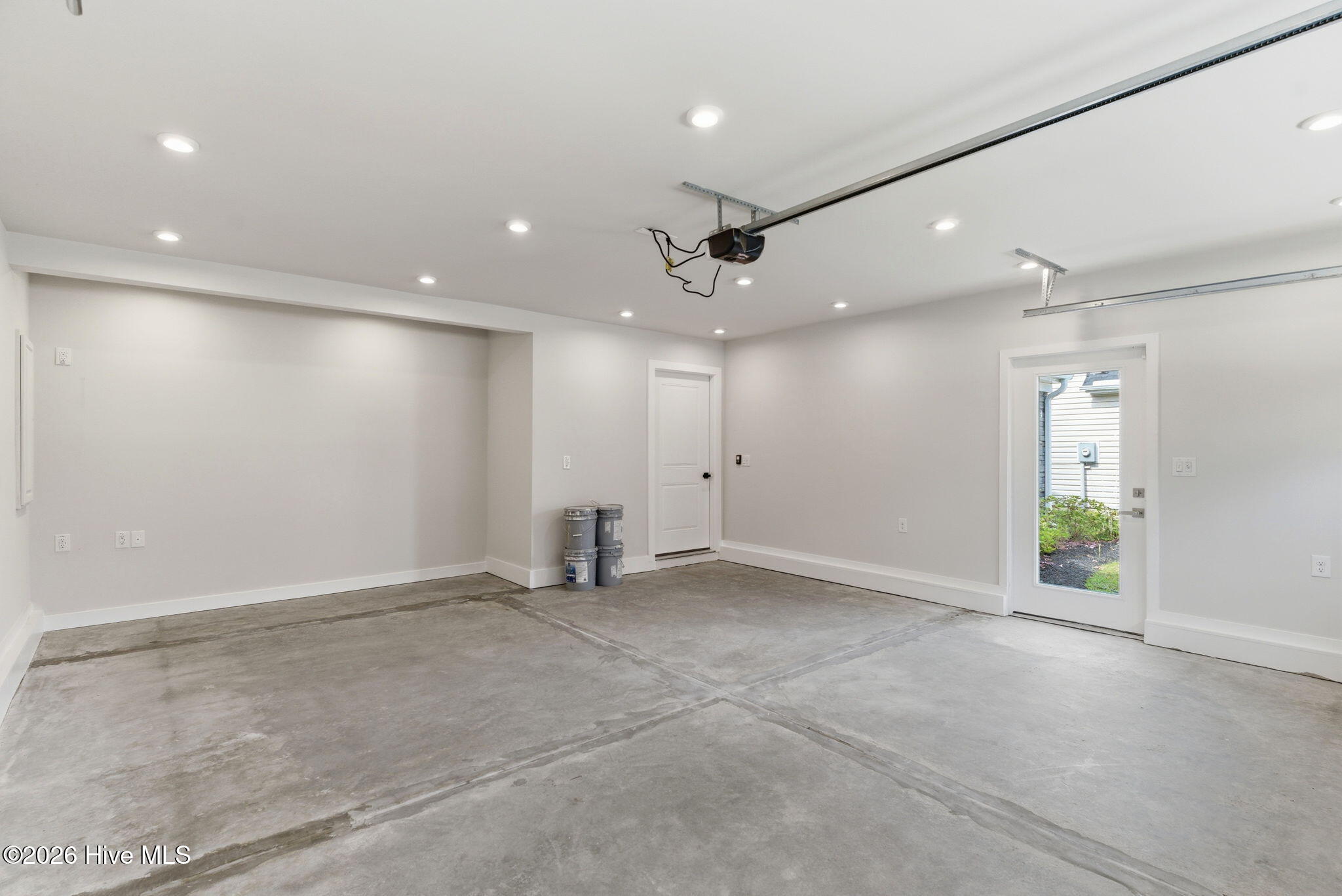 100569541 | Photo 30