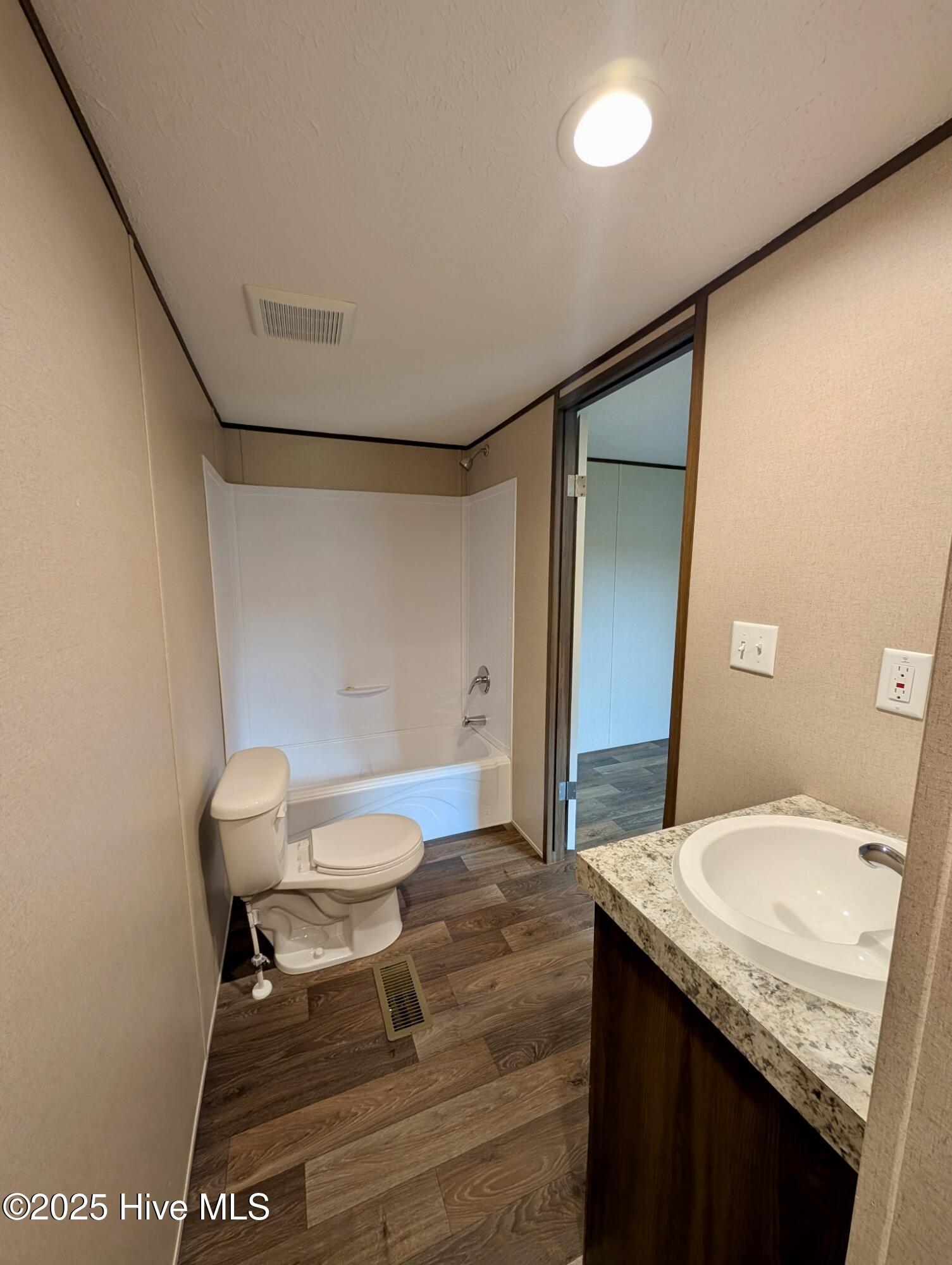 612 Bayshore Drive SE, Bolivia, NC 28422 – photo 12: Owner suite