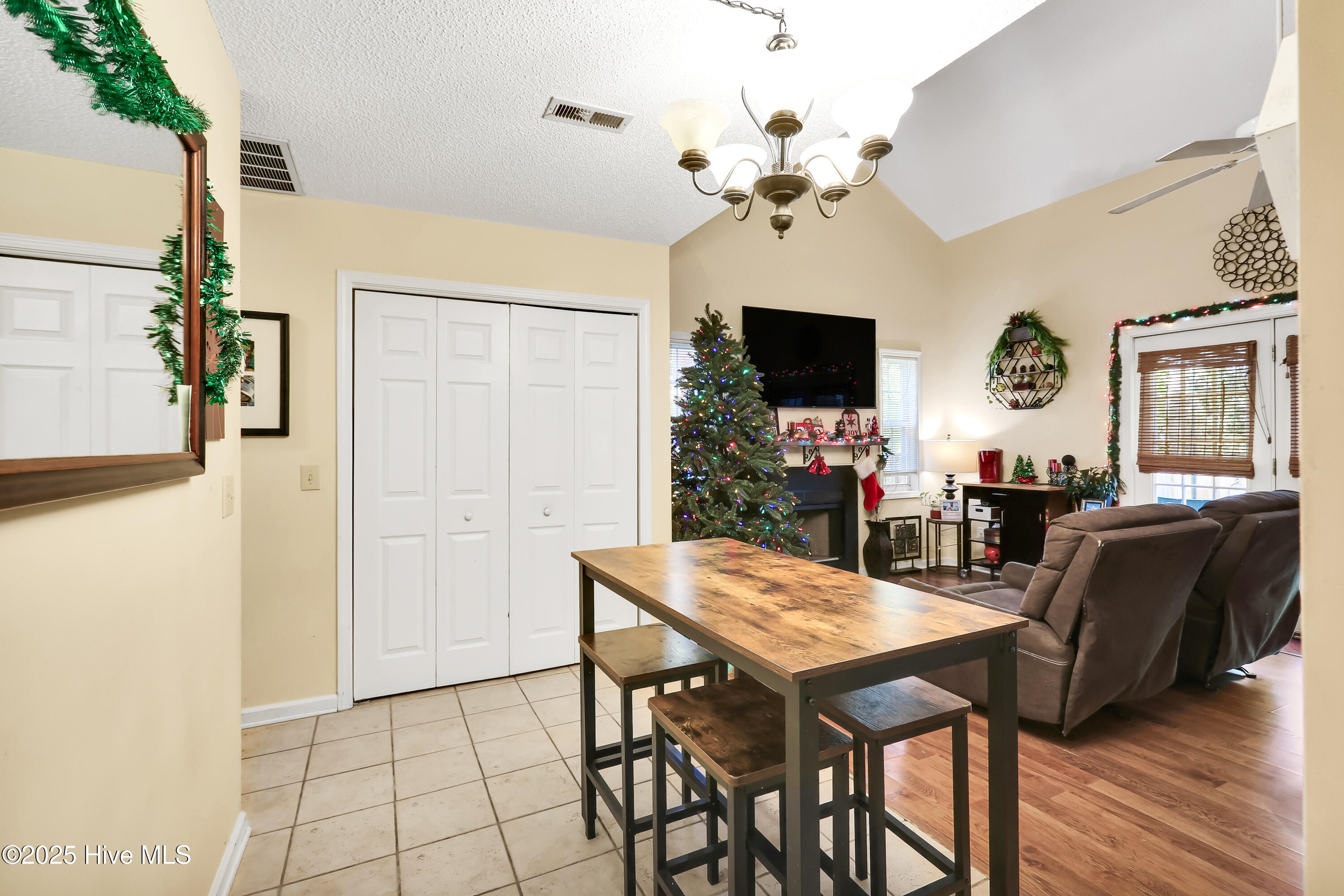 100543094 | Photo 12