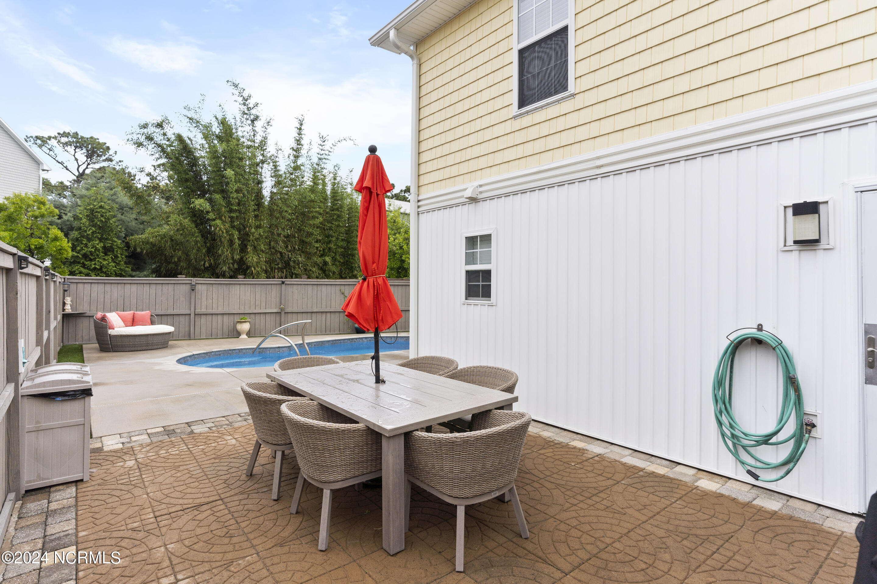 100562930 | Photo 30