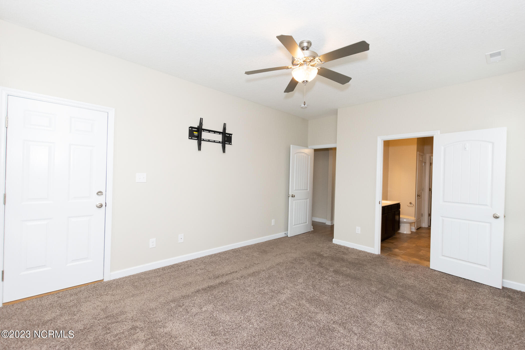 100543785 | Photo 32