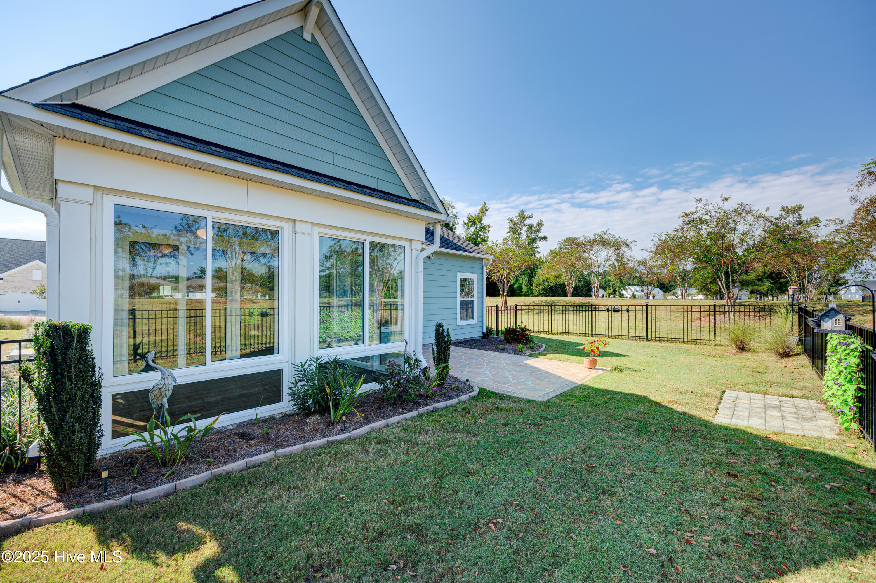 100533890 | Photo 15