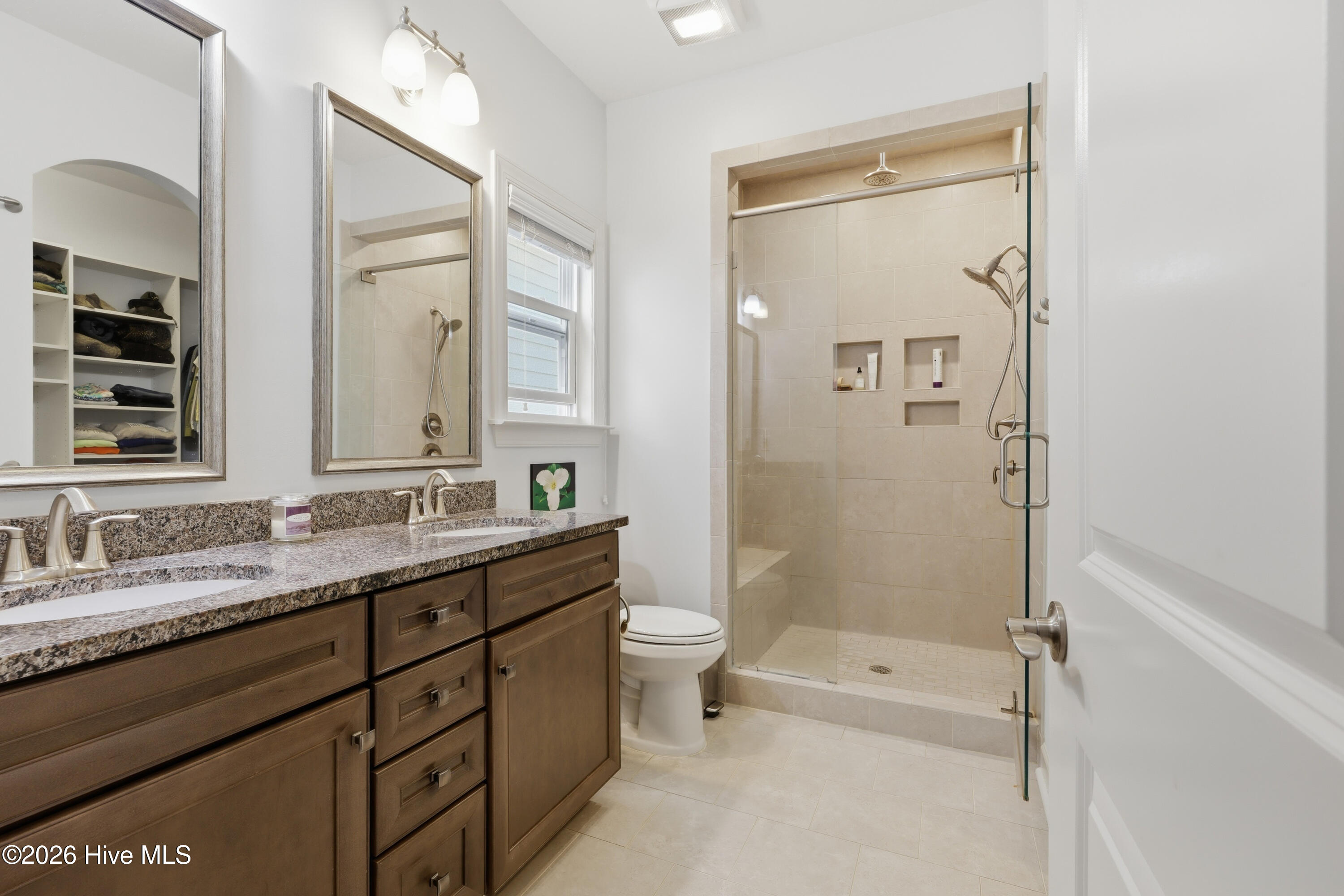 100557965 | Photo 19