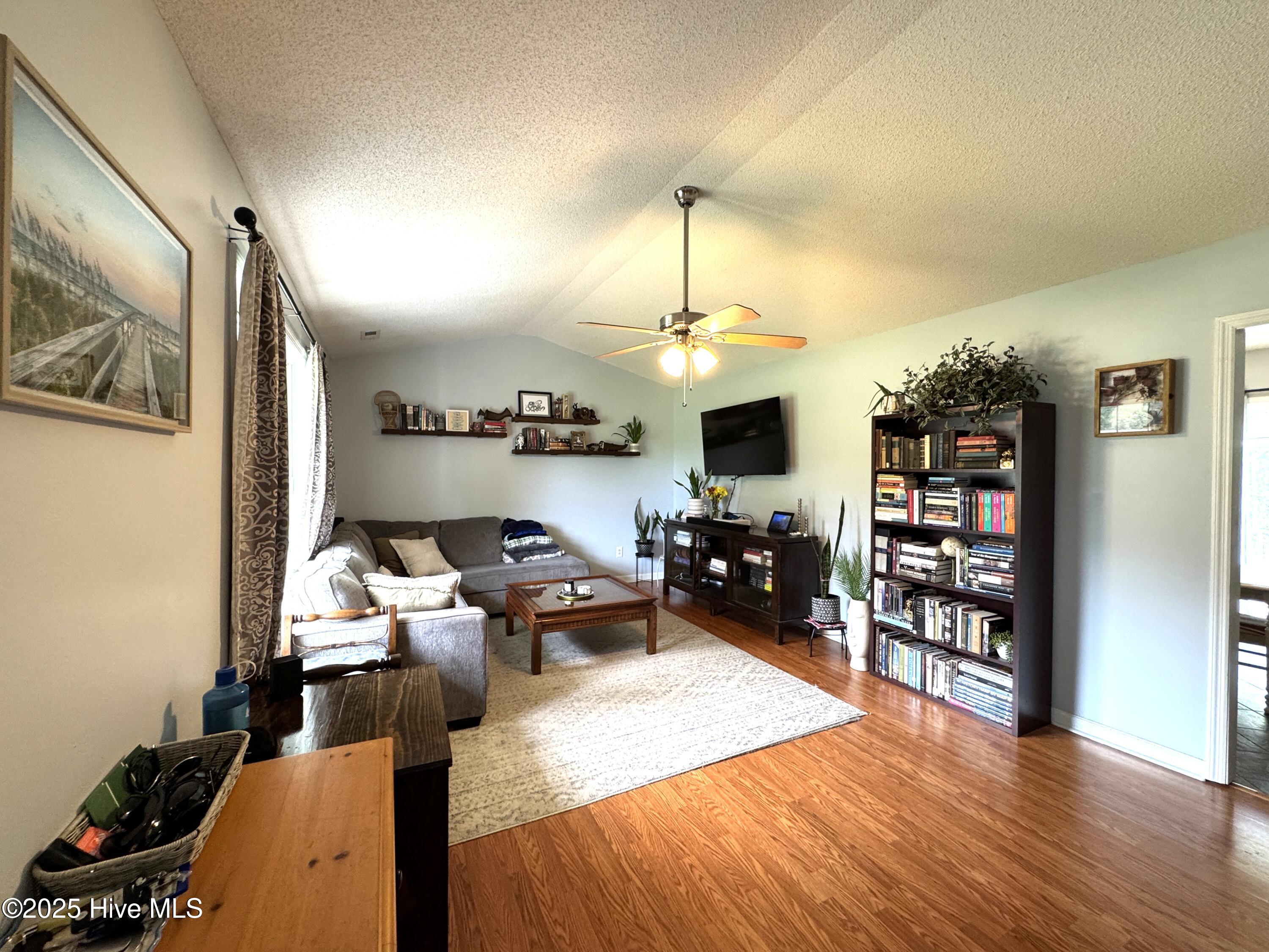 20250807_190228496_iOS