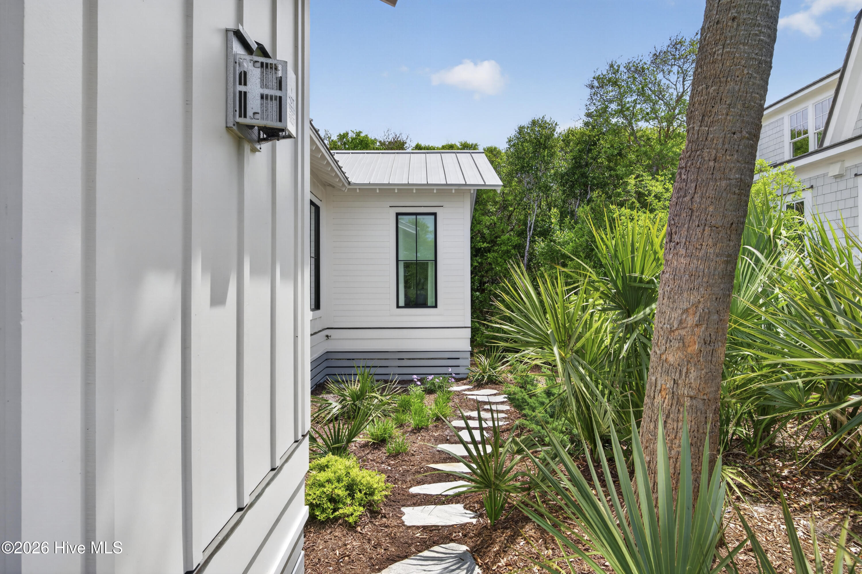 100566186 | Photo 65