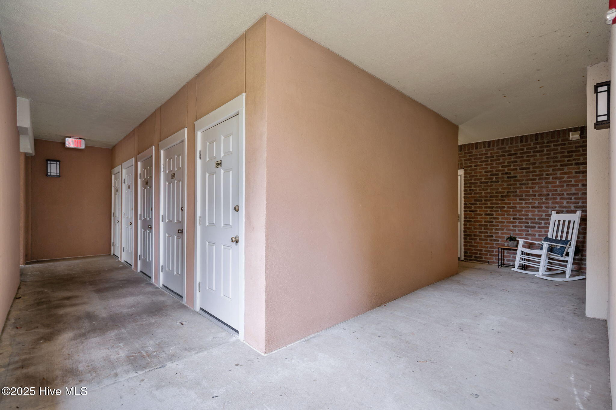 100535787 | Photo 44