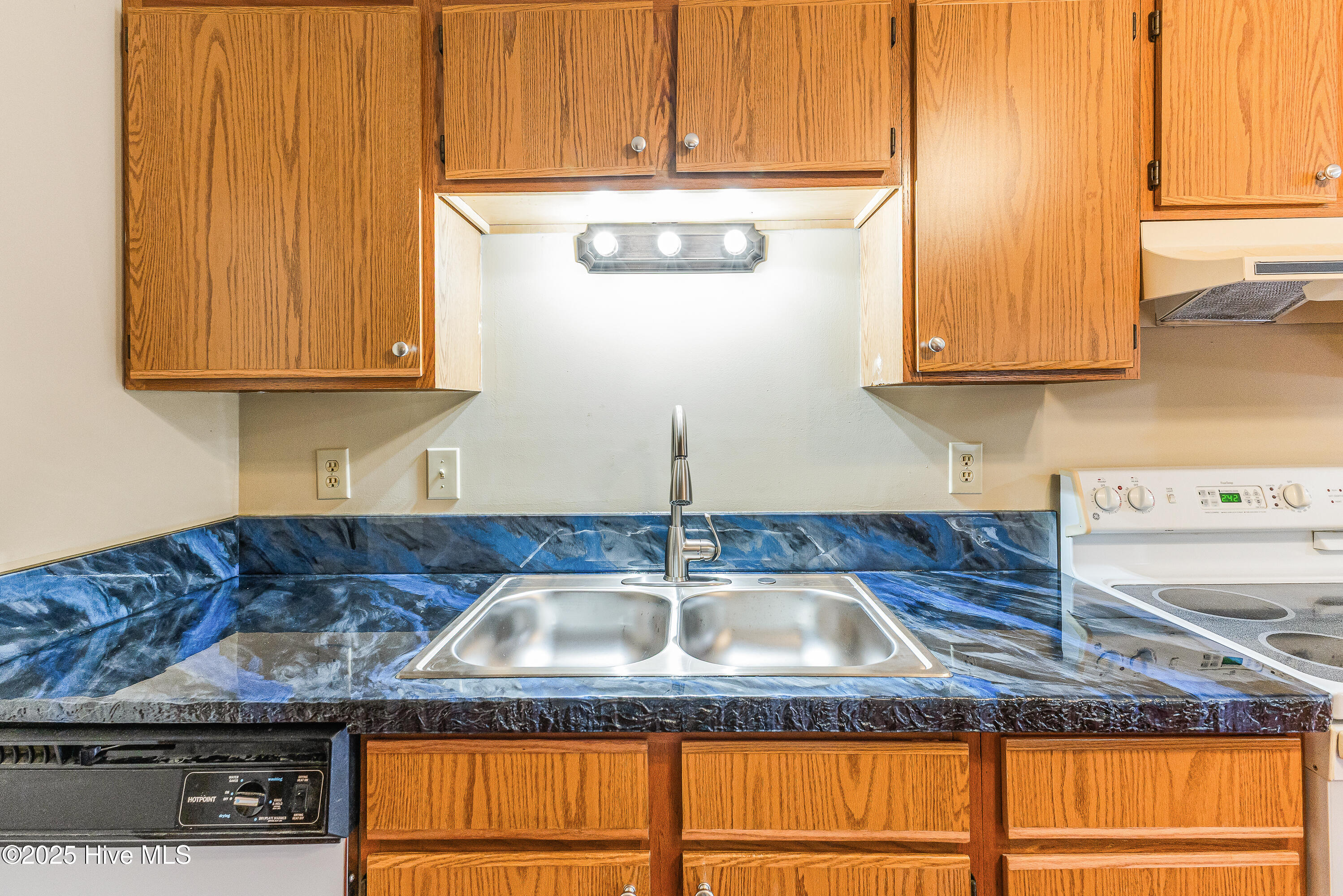 100528021 | Photo 14