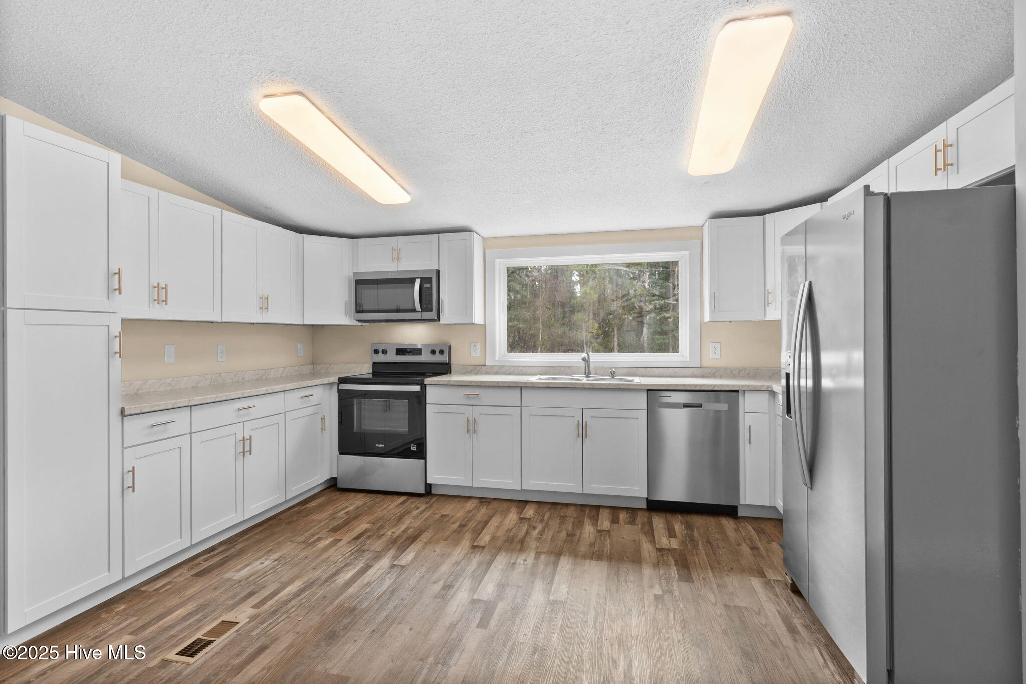 100528091 | Photo 11