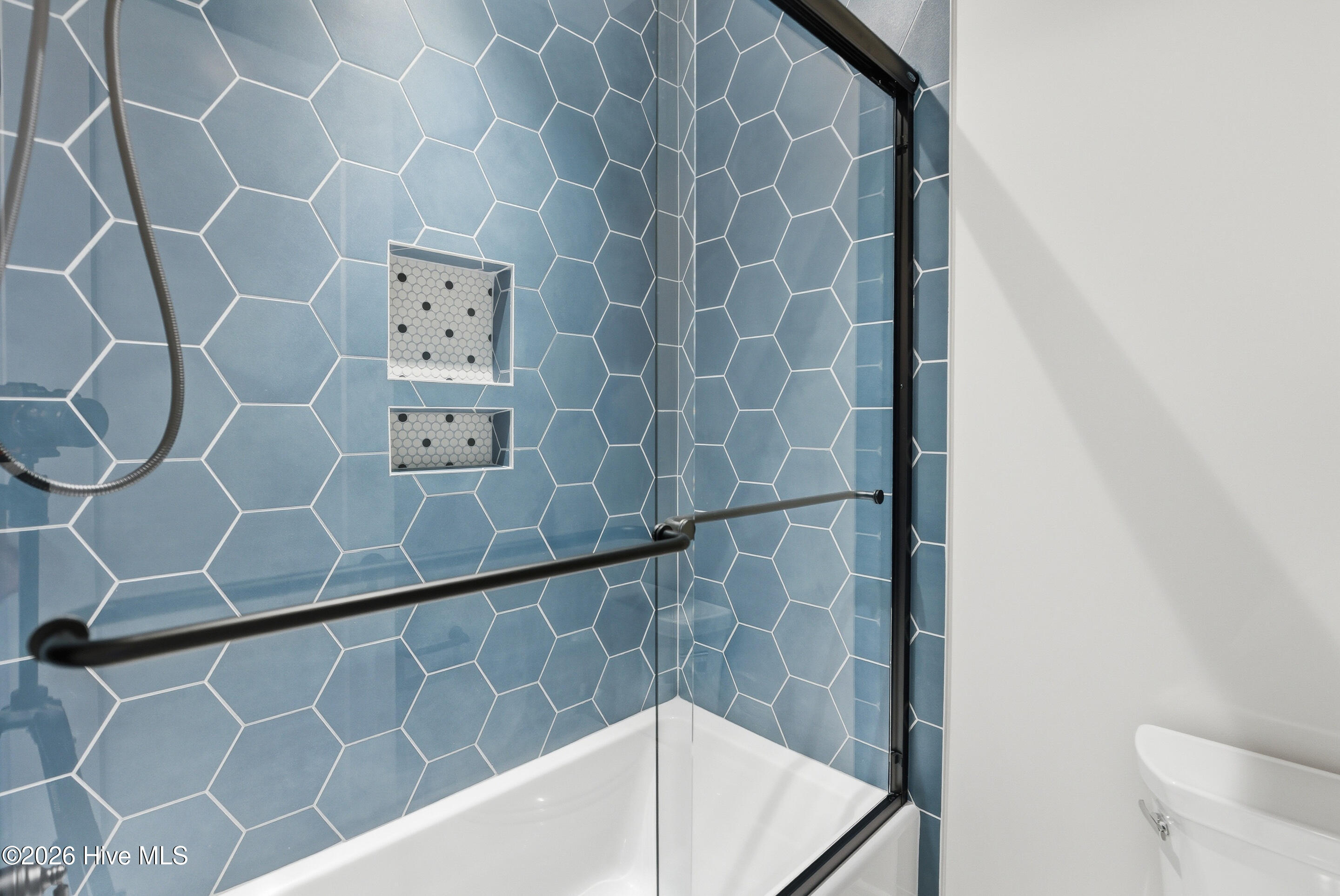 100562984 | Photo 40