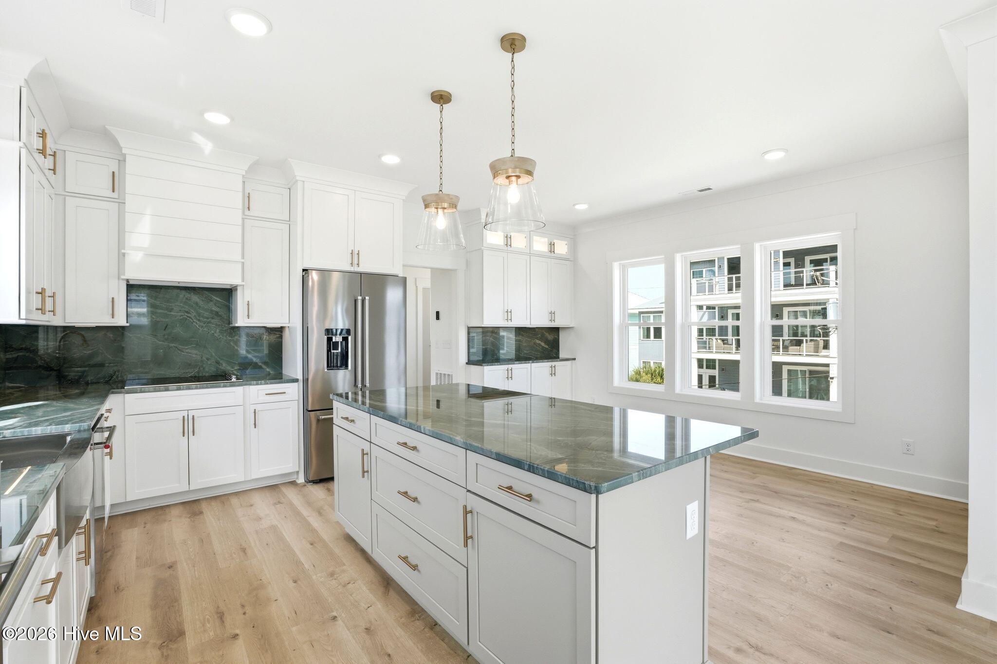 100561284 | Photo 51