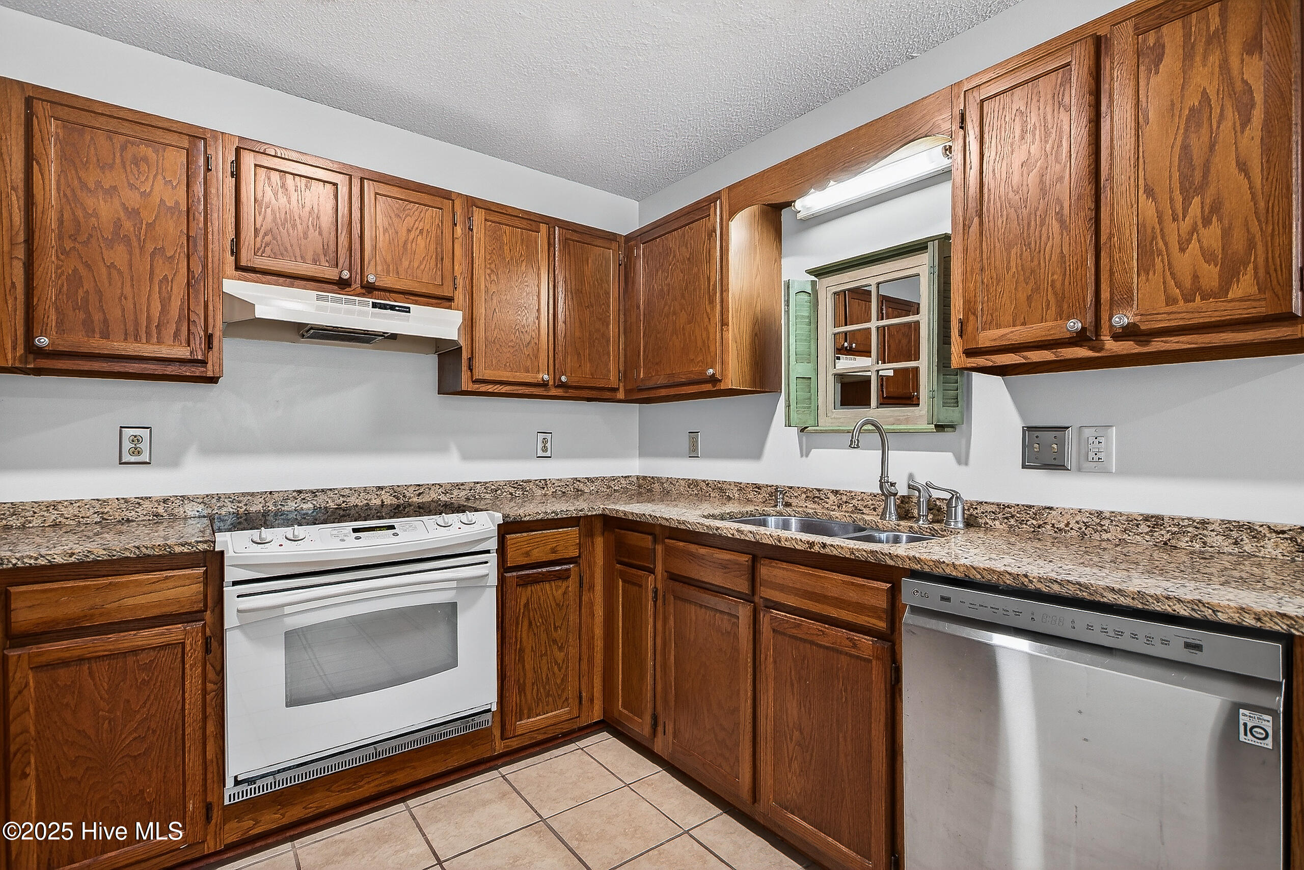 100545266 | Photo 11