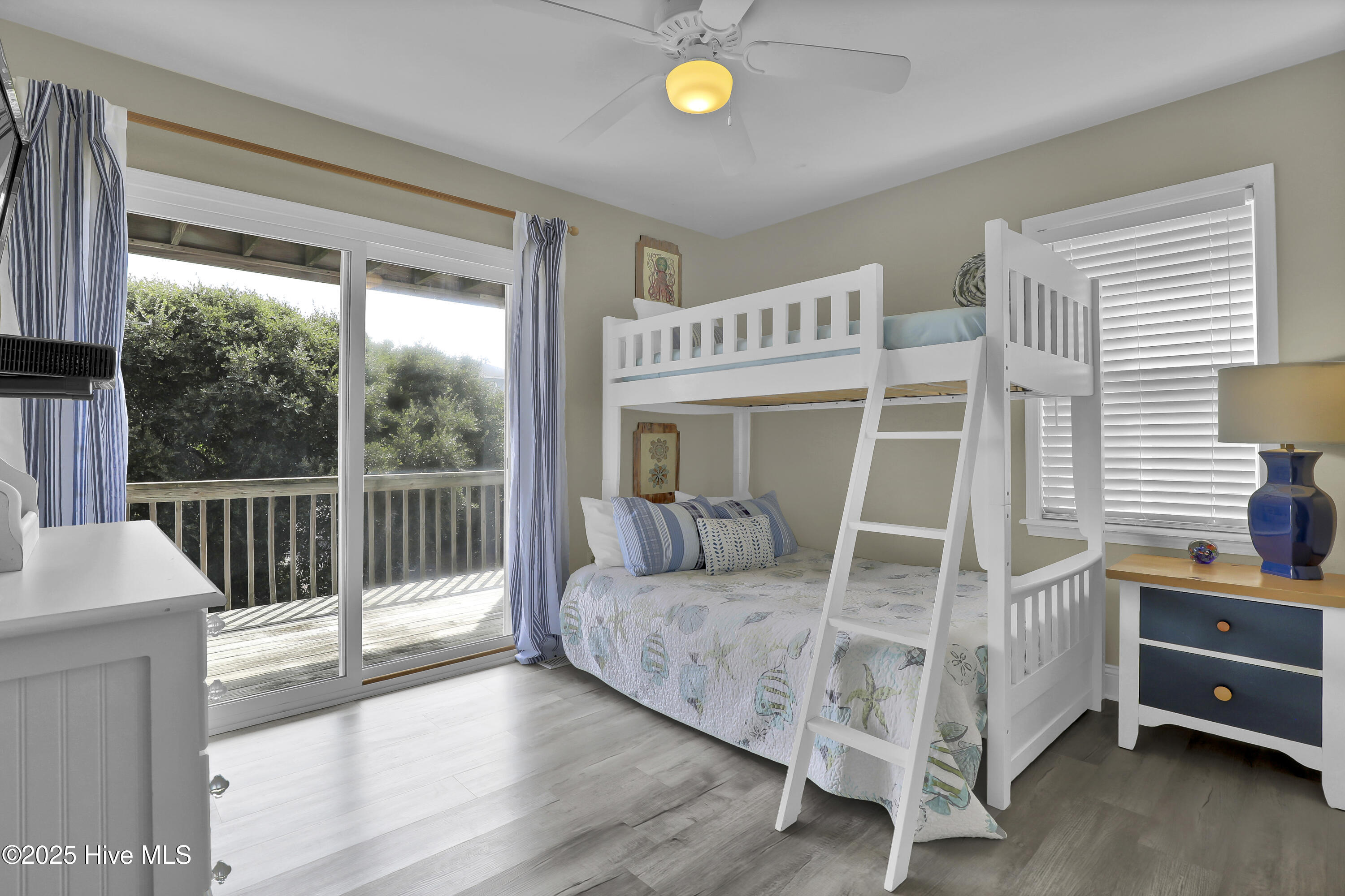 100535648 | Photo 24