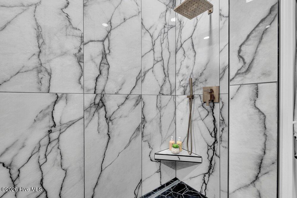 100569343 | Photo 22