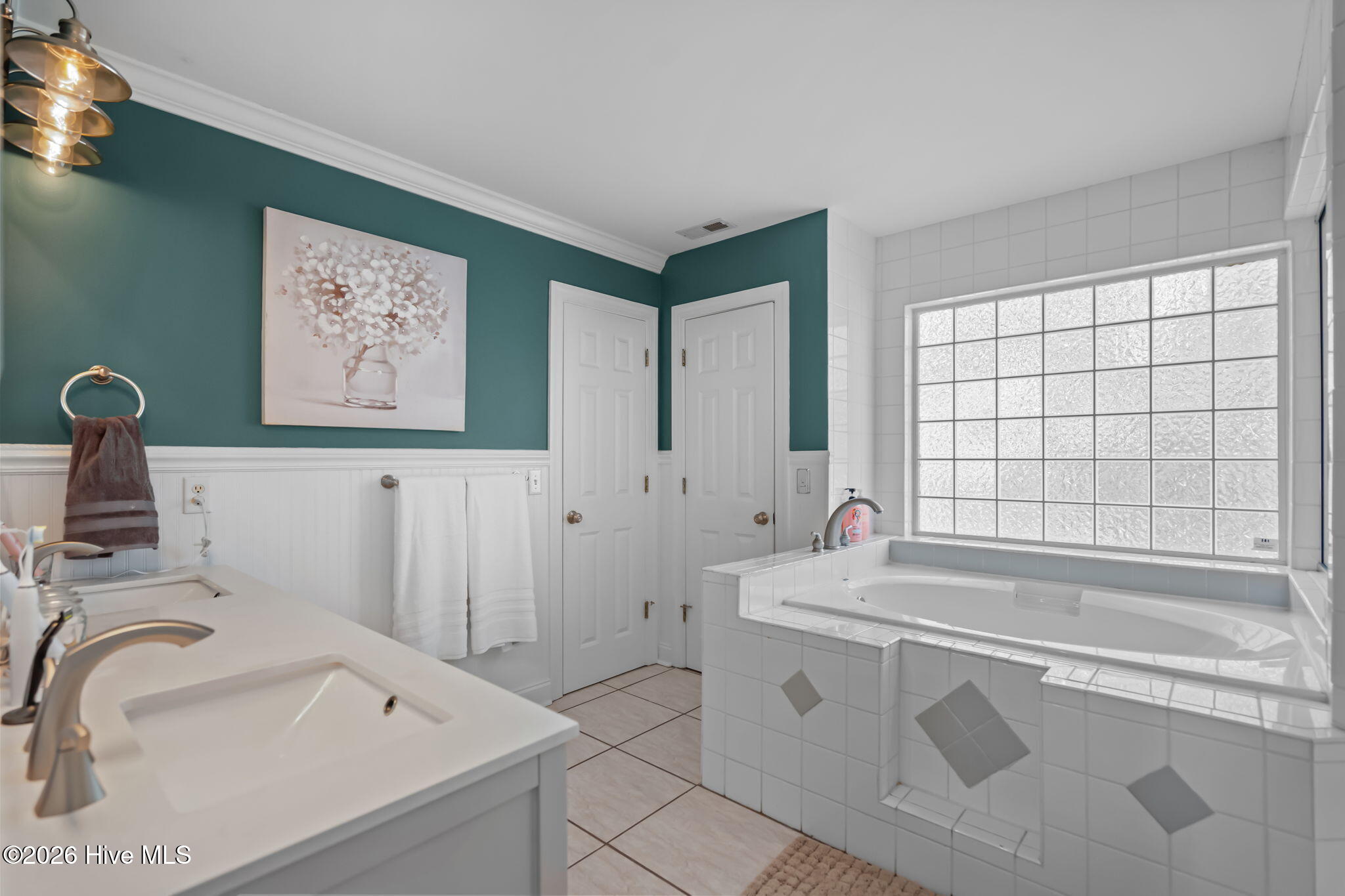 100558243 | Photo 35