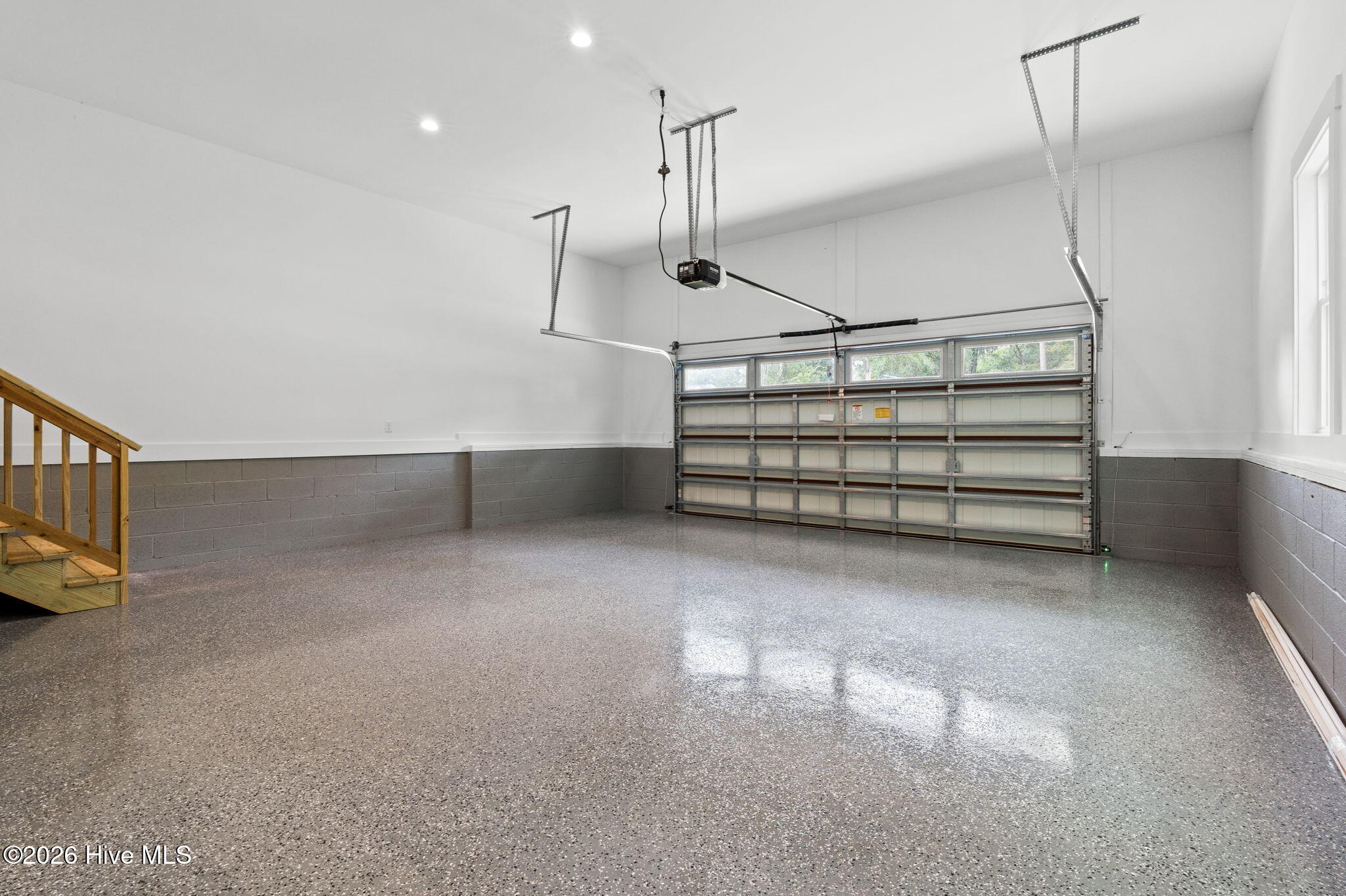 100569170 | Photo 16