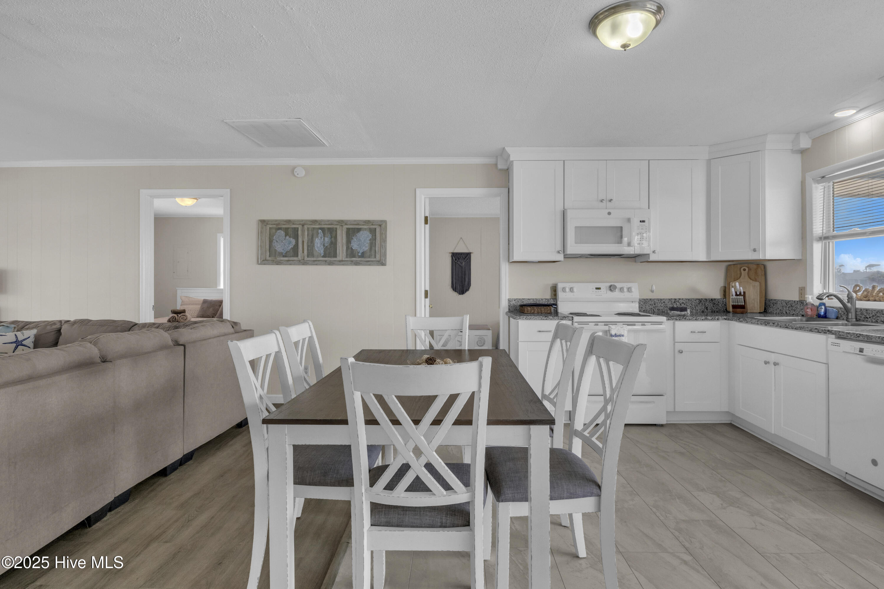 100545312 | Photo 16