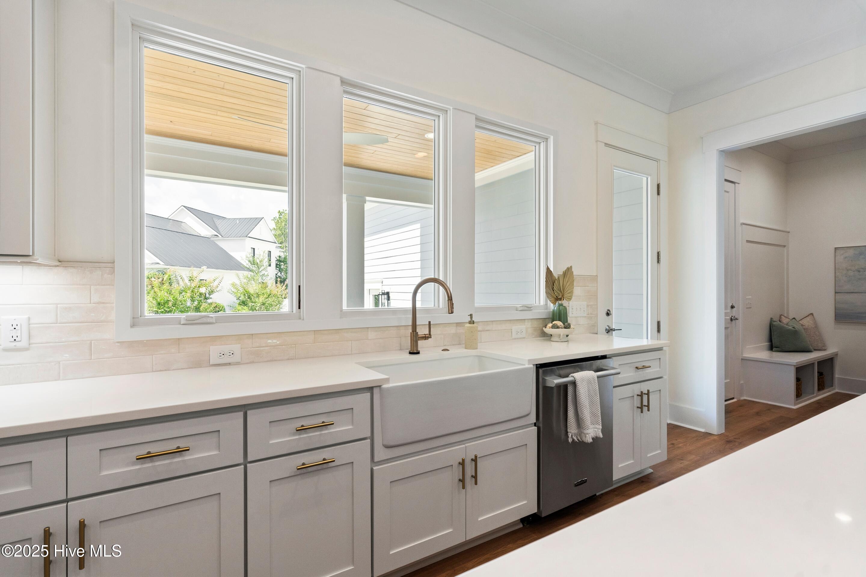 100542273 | Photo 33