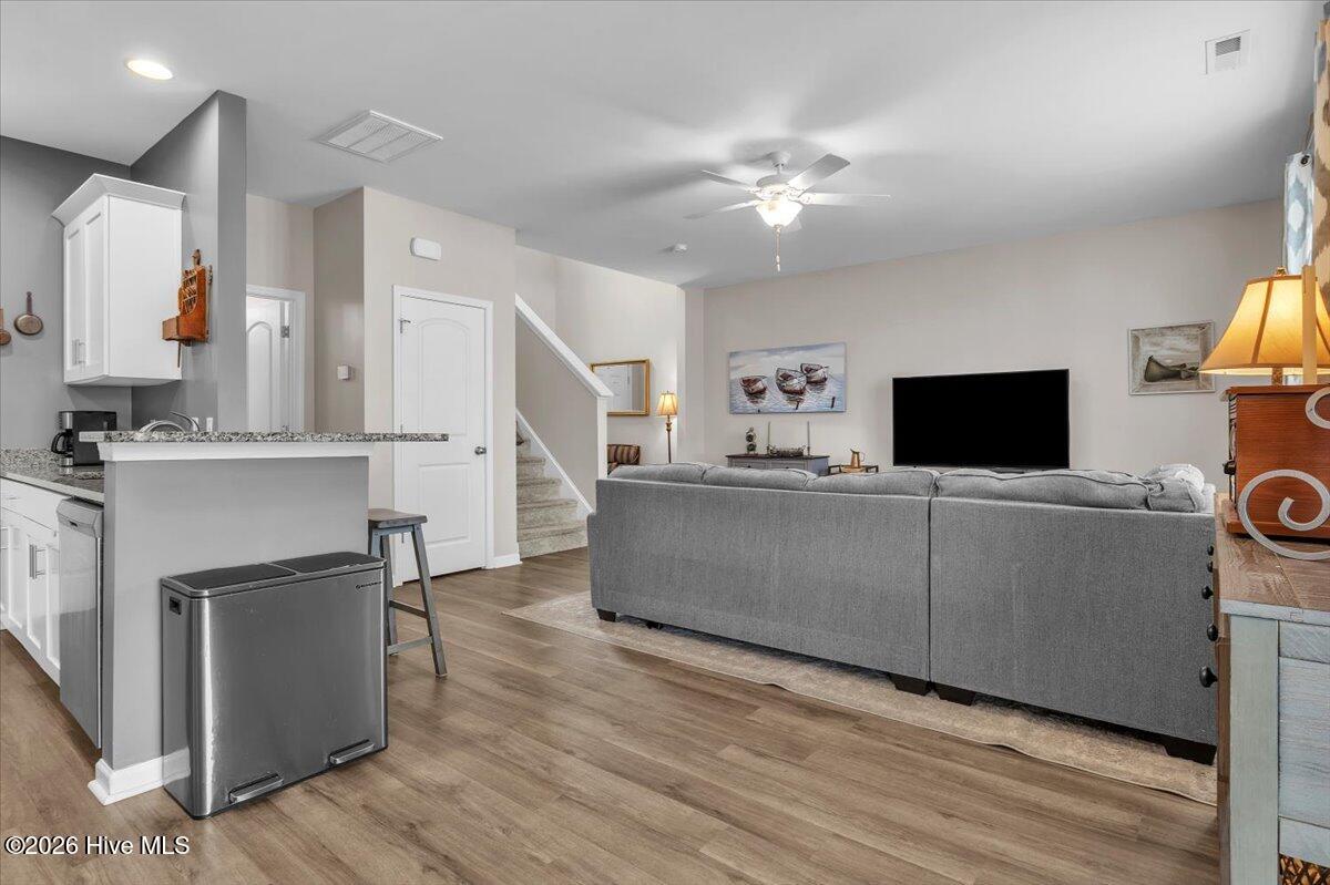 100558100 | Photo 15