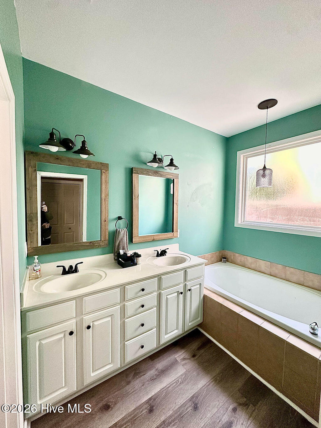 100566805 | Photo 26