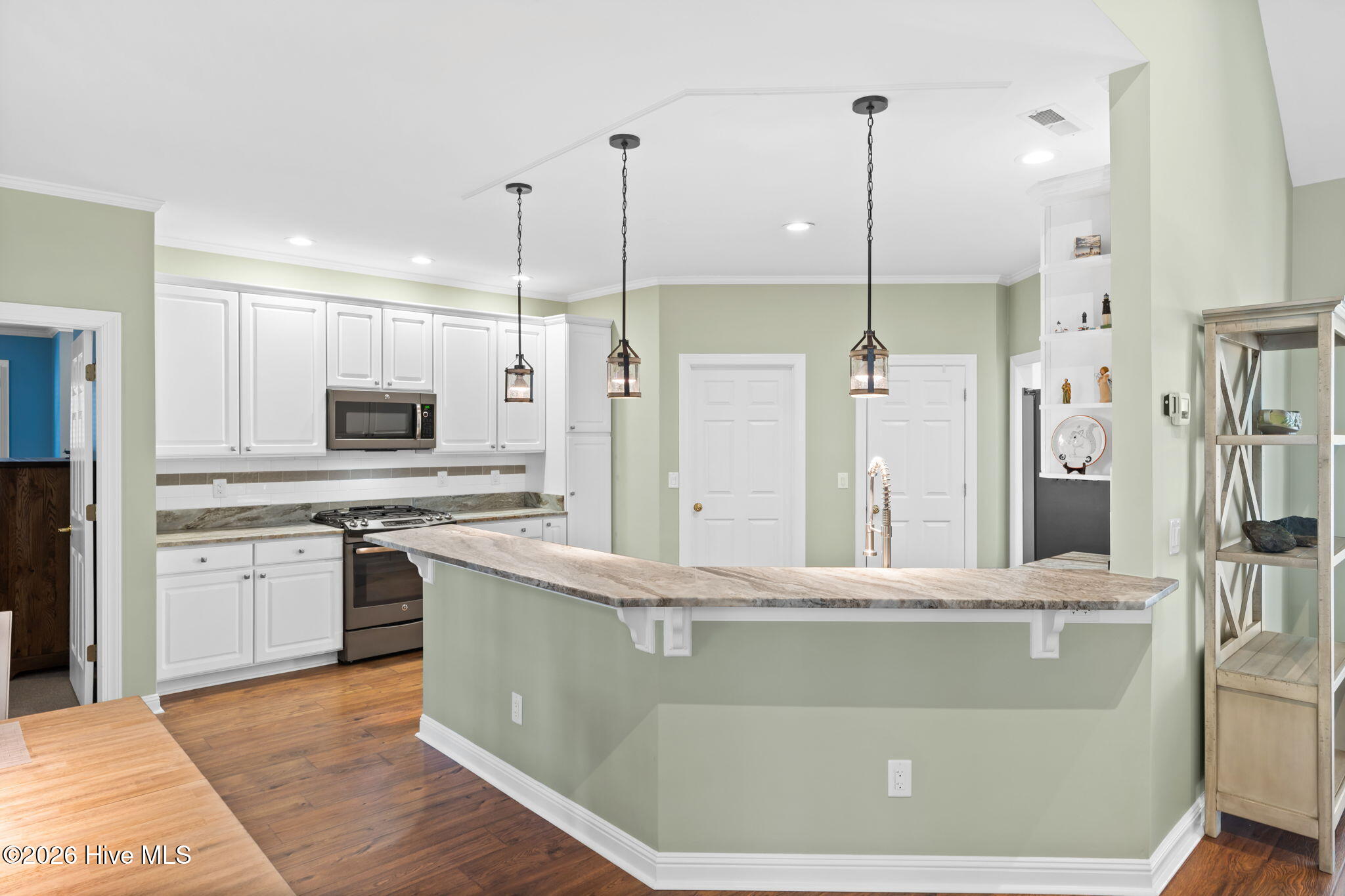 100548077 | Photo 32