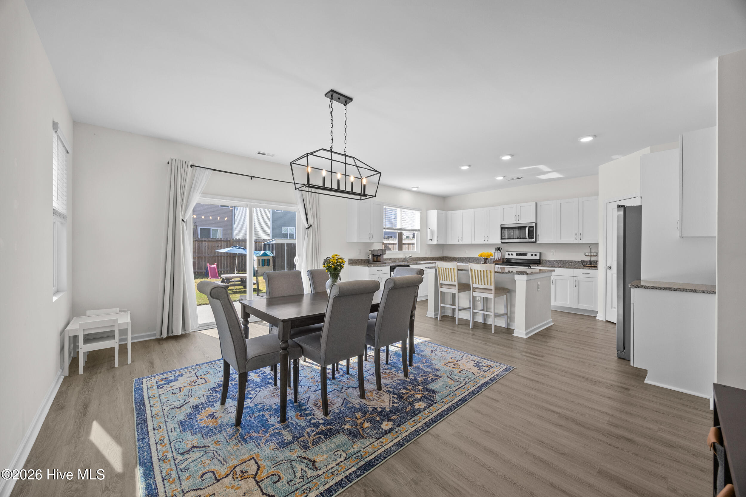 100568989 | Photo 11