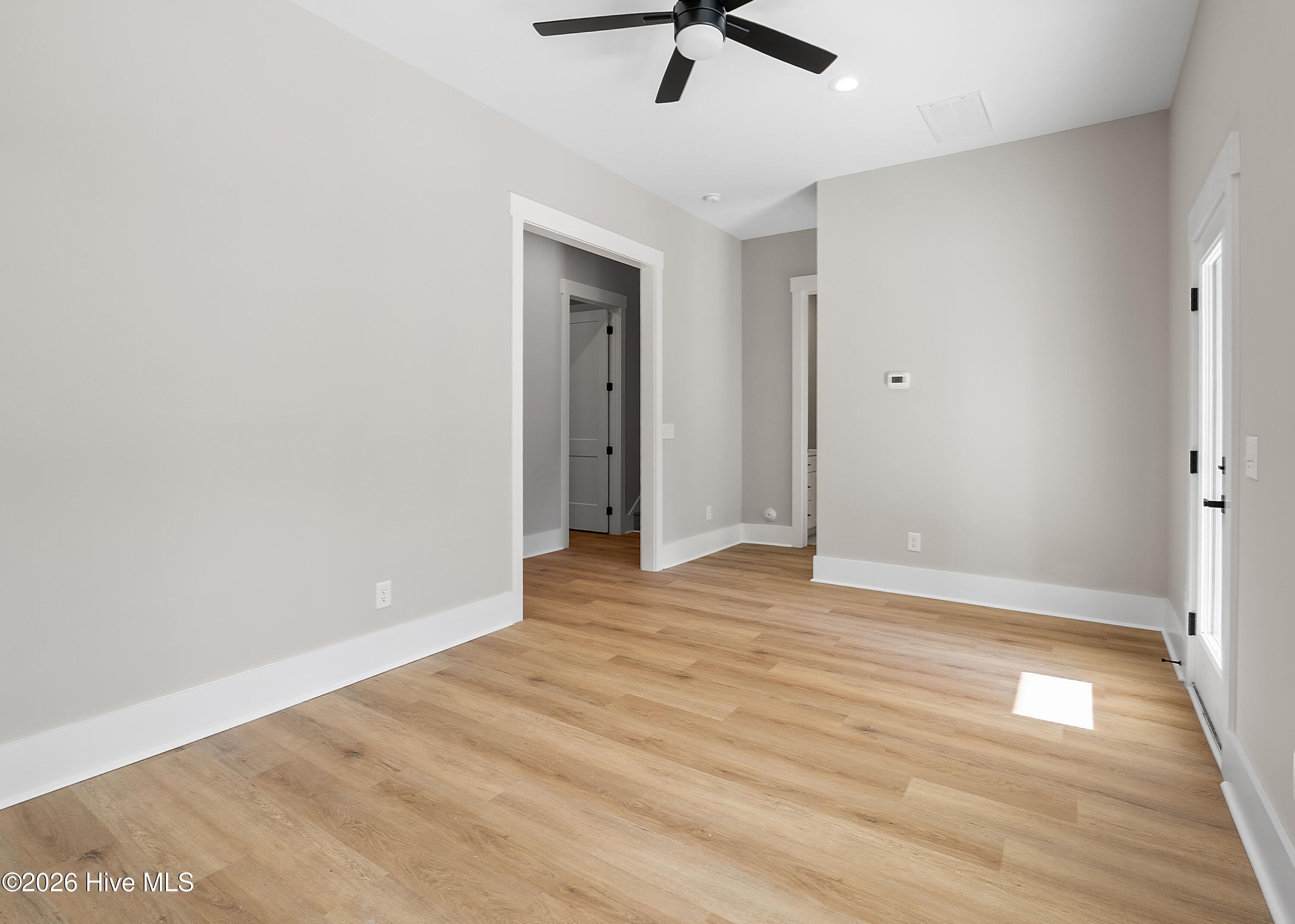 100566285 | Photo 13