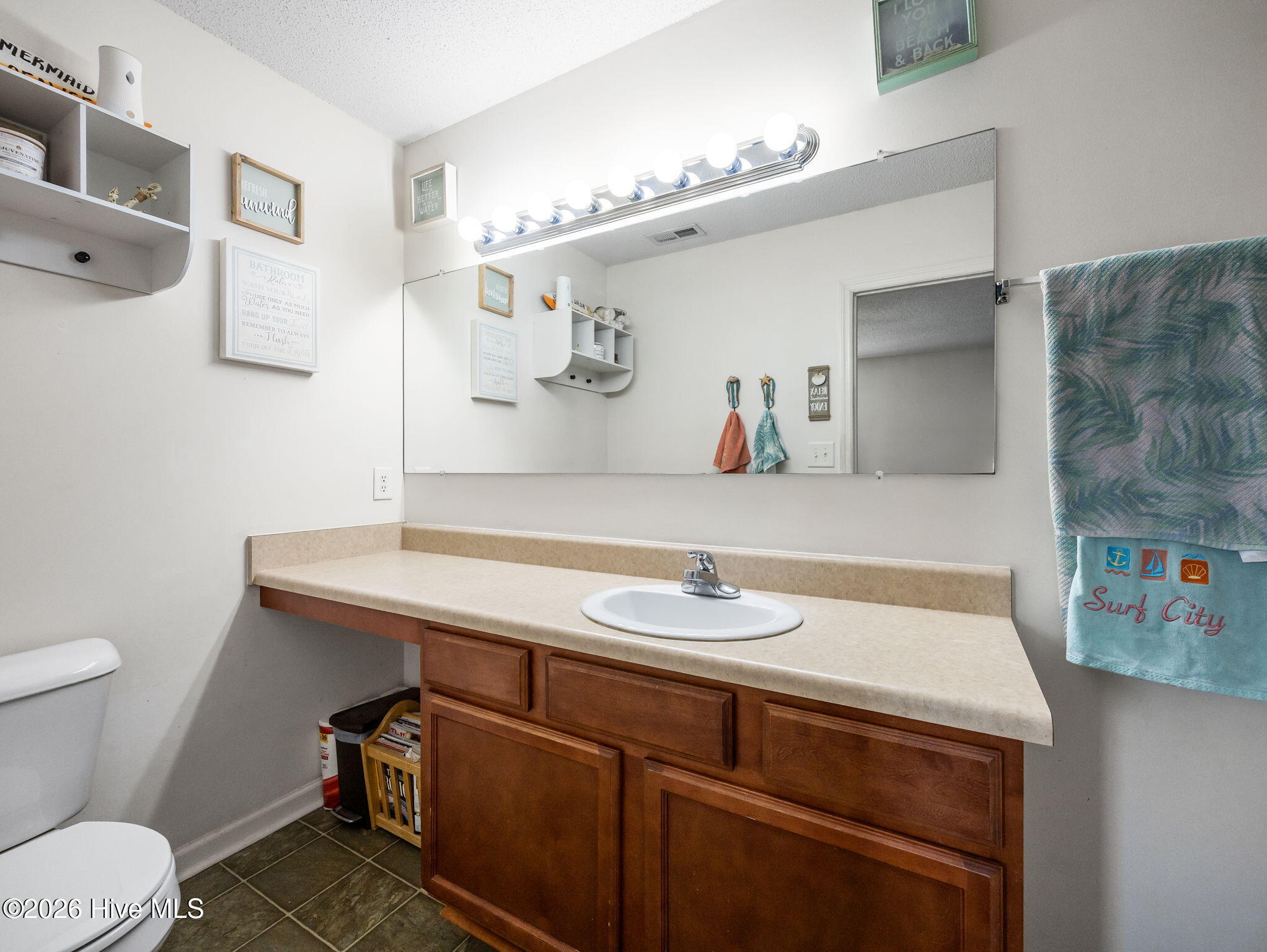 100568127 | Photo 24