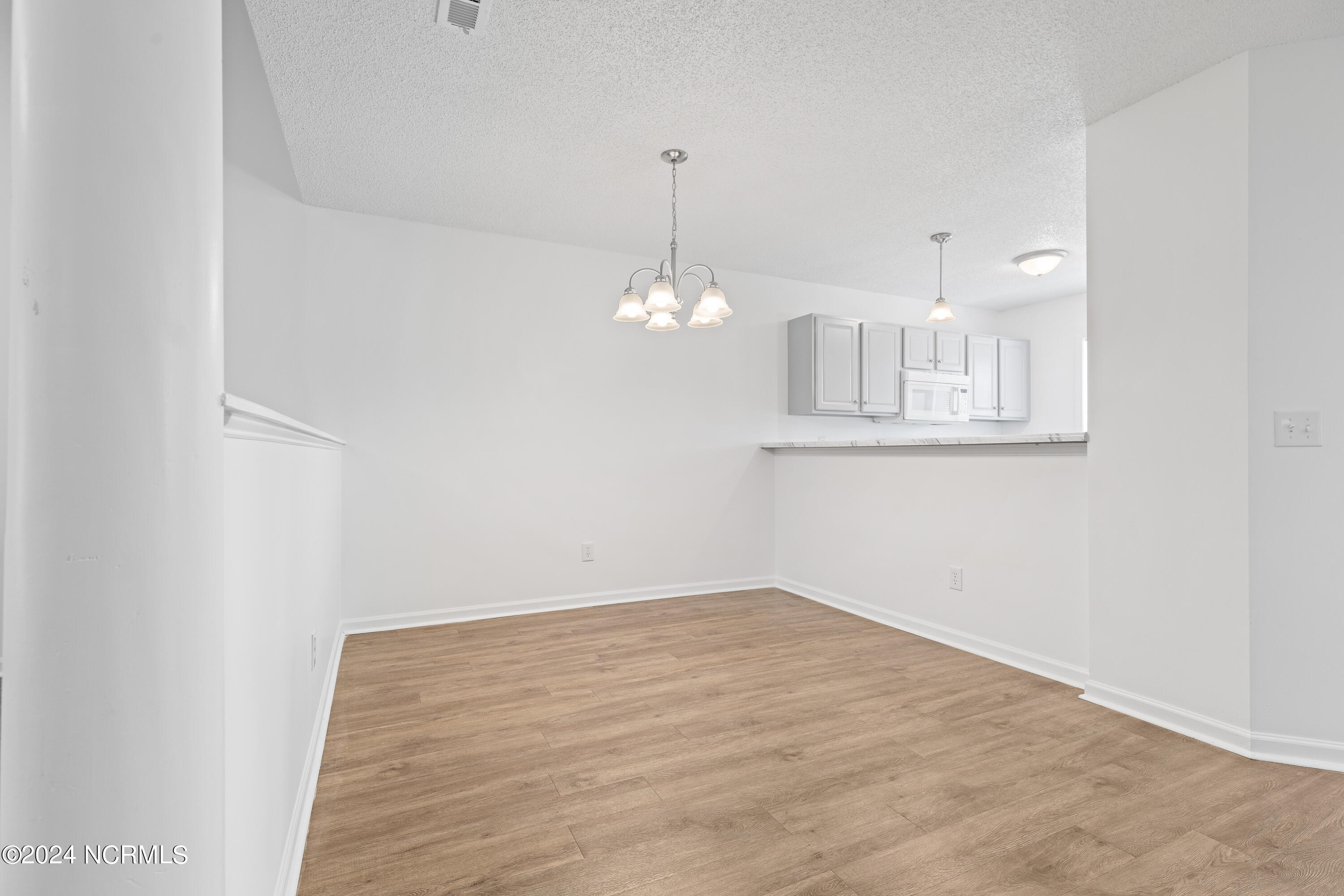 100486936 | Photo 12