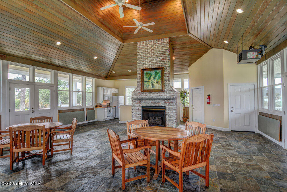 100542257 | Photo 44