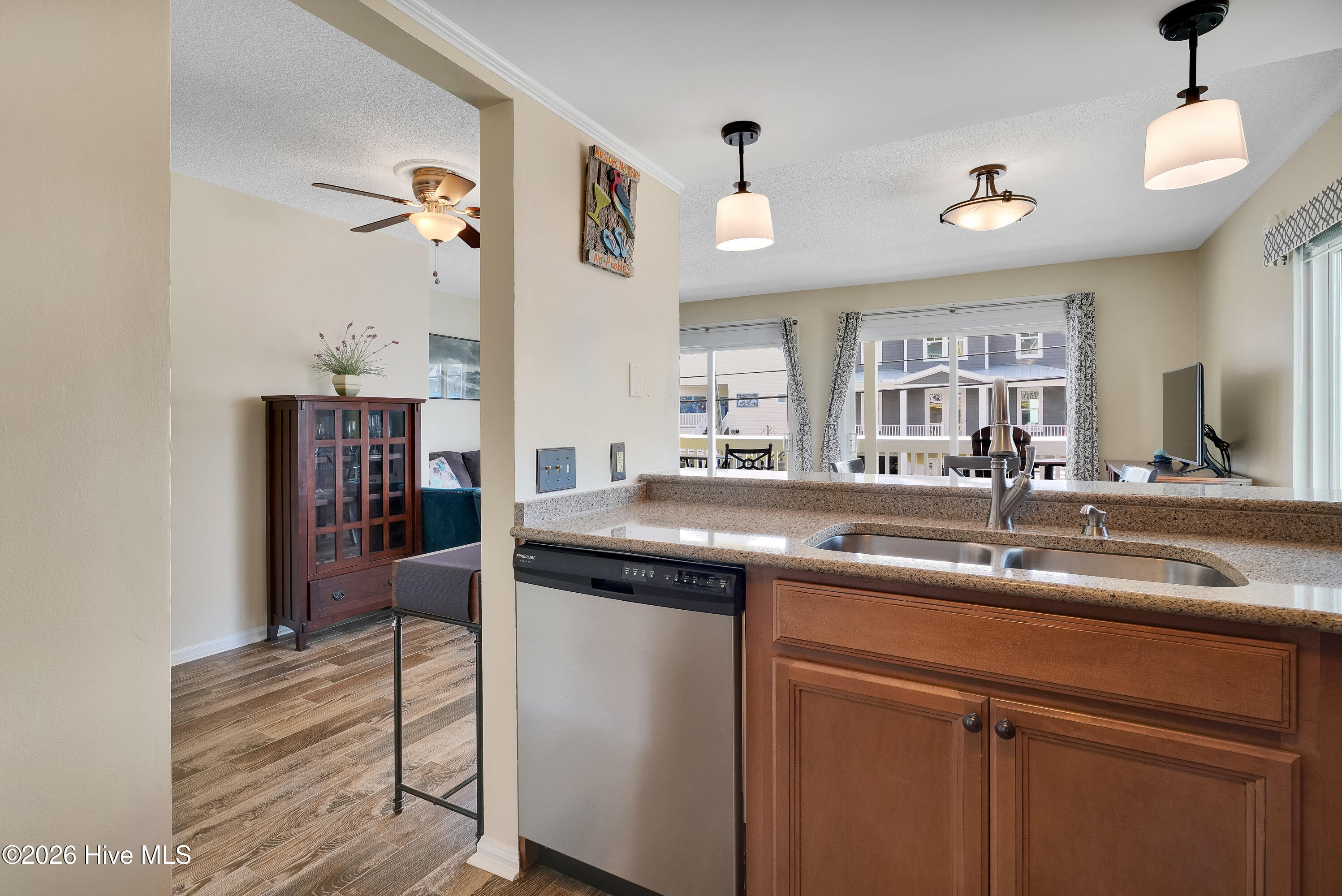 100555375 | Photo 12