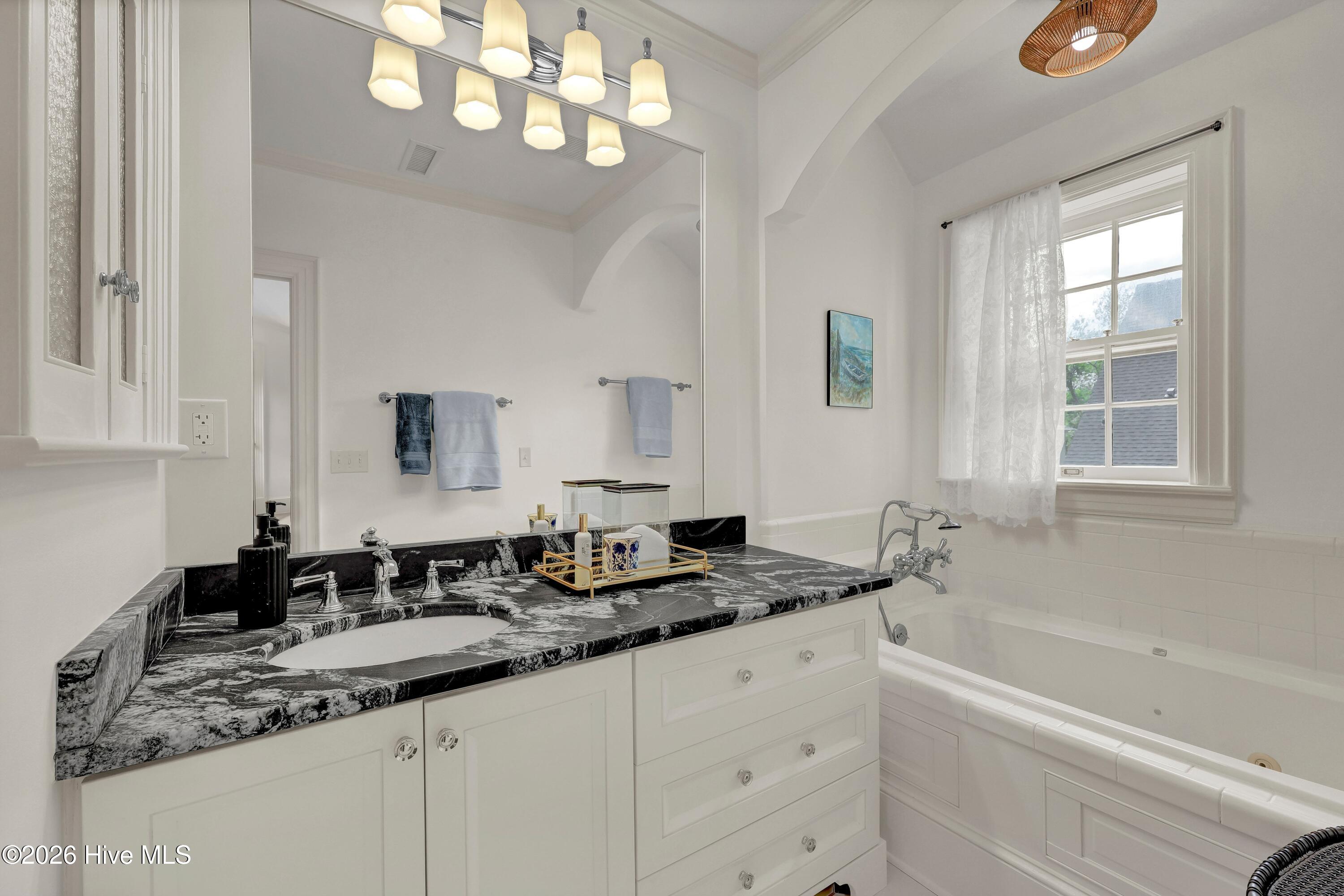 100570649 | Photo 34