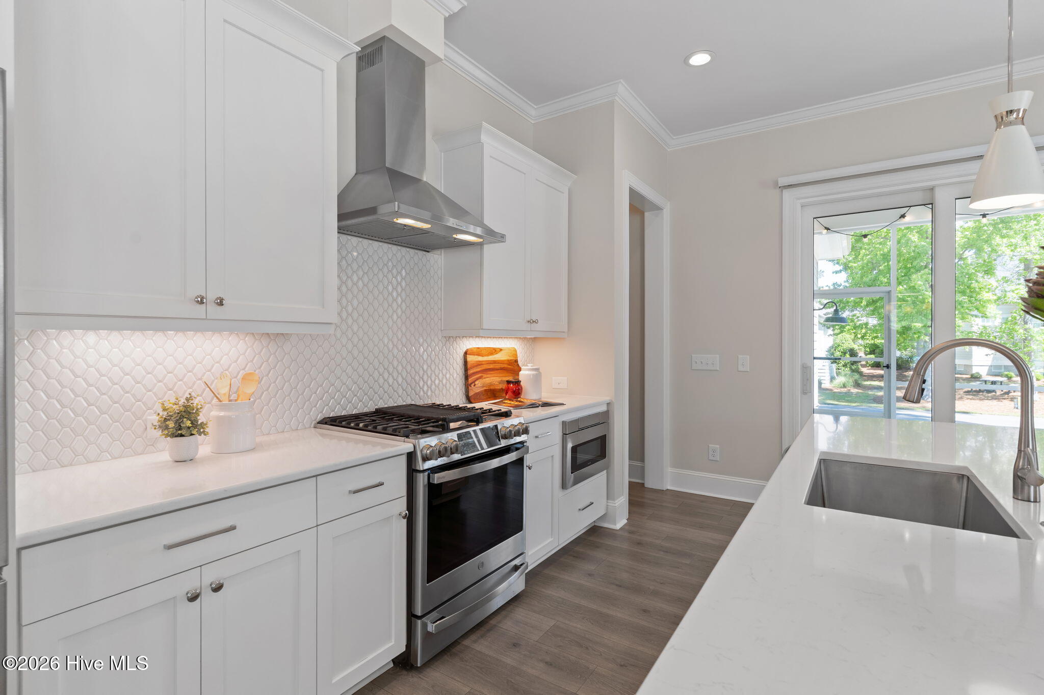 100568555 | Photo 10