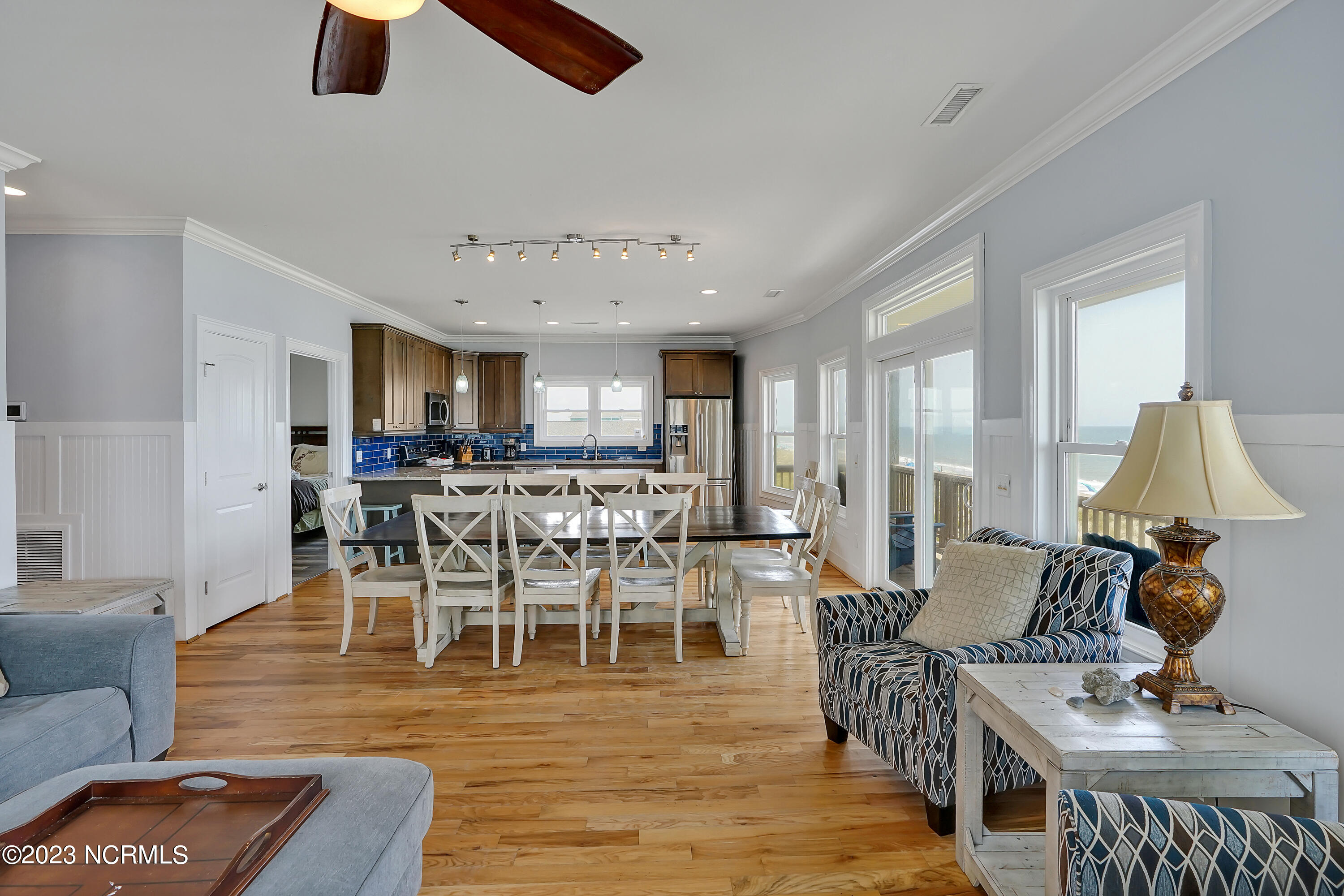 100558730 | Photo 28