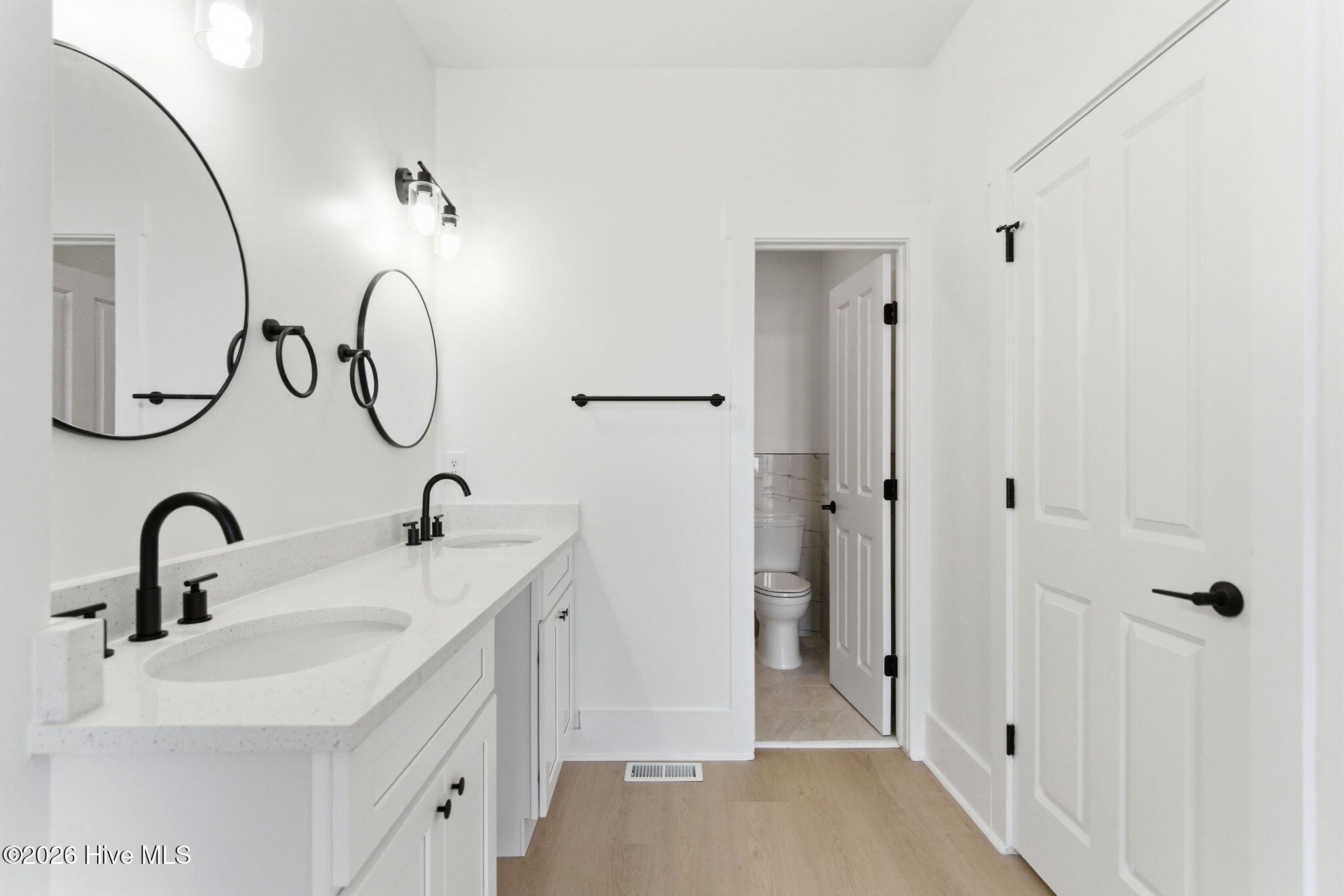 100570337 | Photo 48