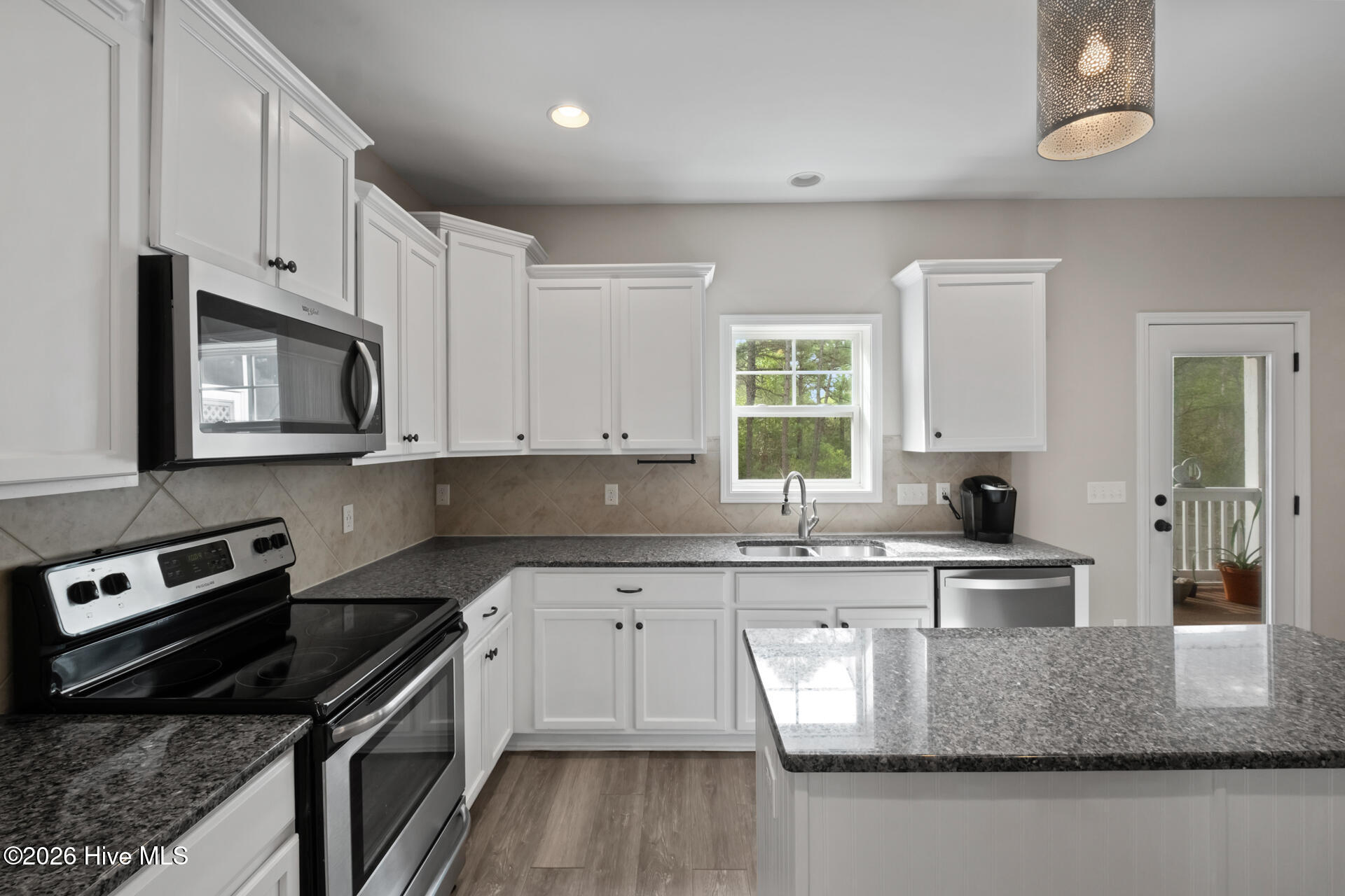 100566608 | Photo 11