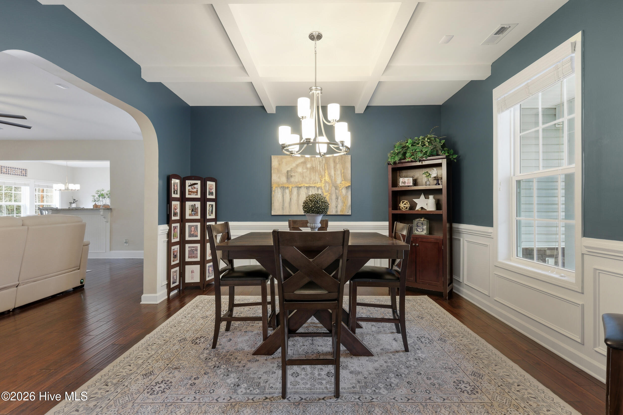 100562179 | Photo 25