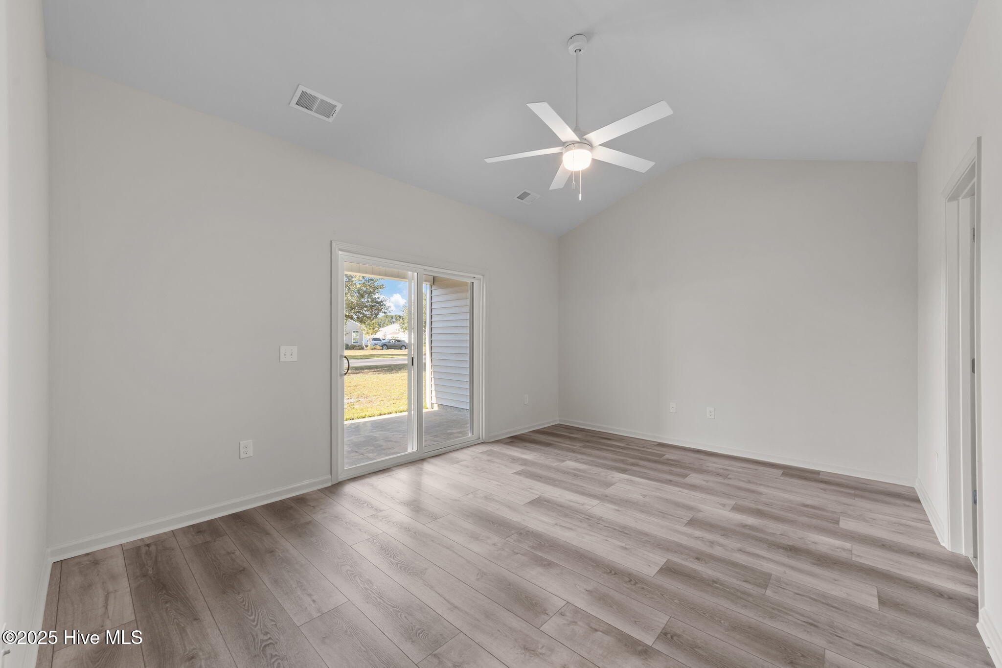 100533102 | Photo 21