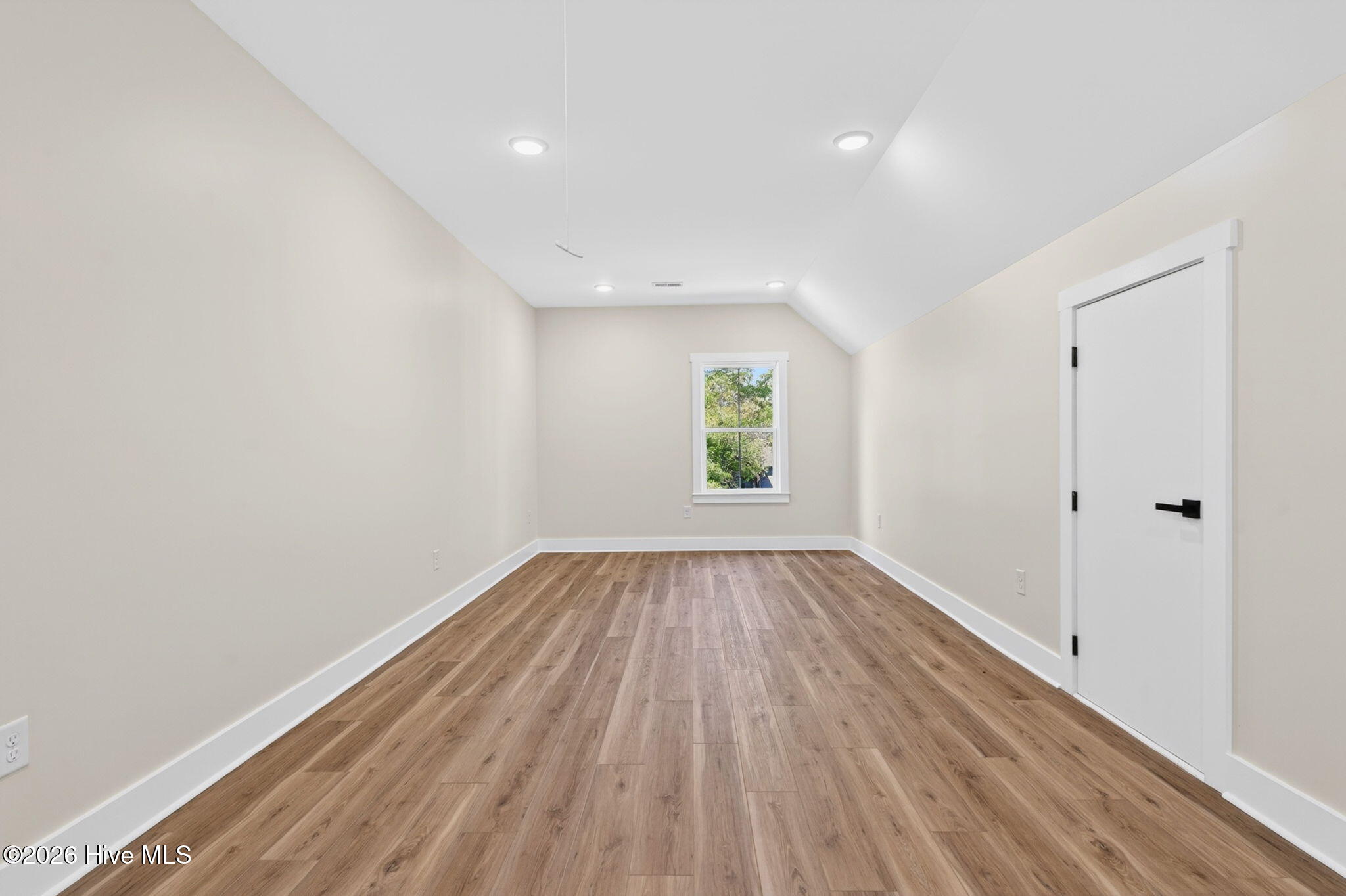 100568512 | Photo 49