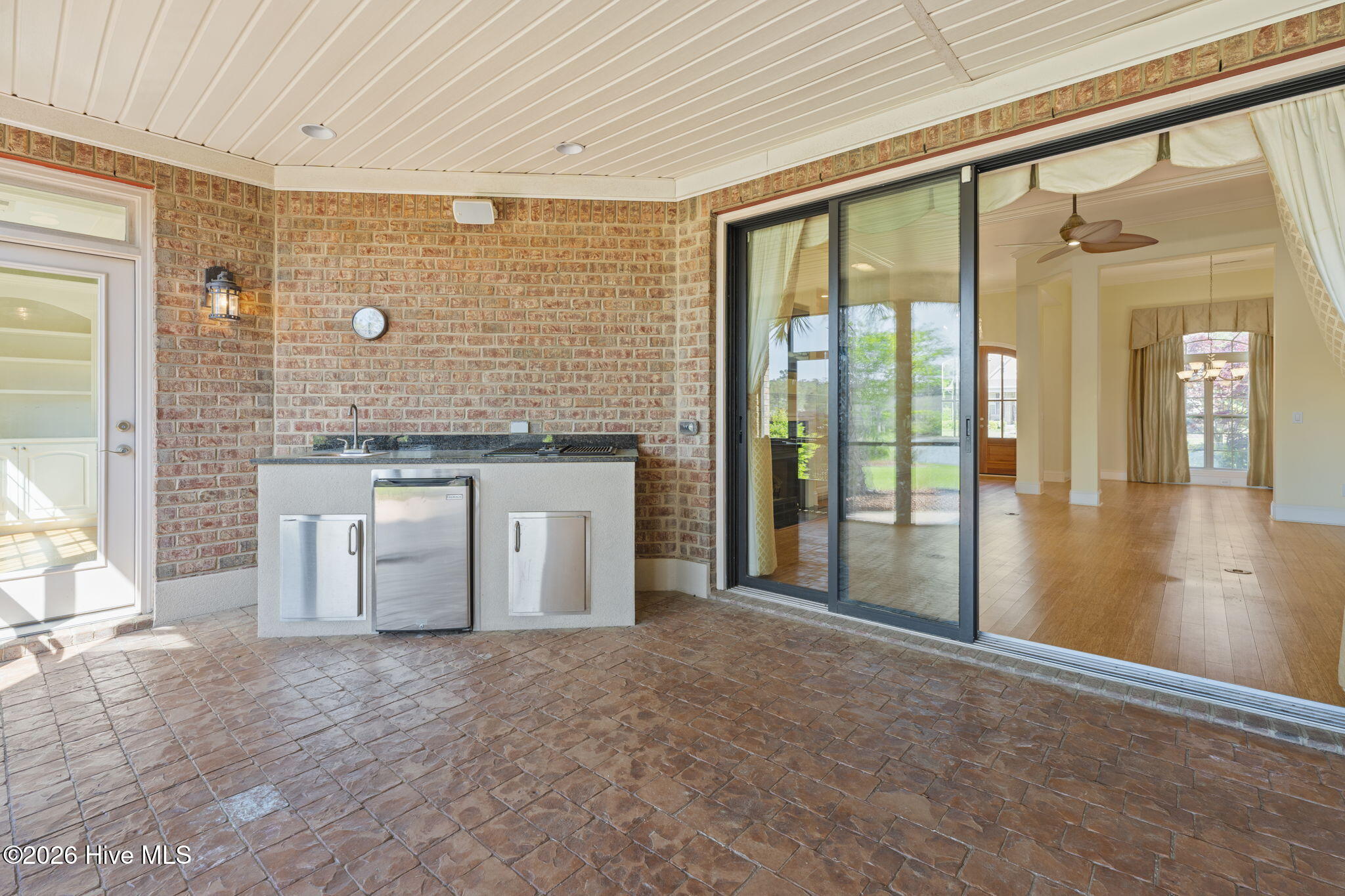 100568183 | Photo 23