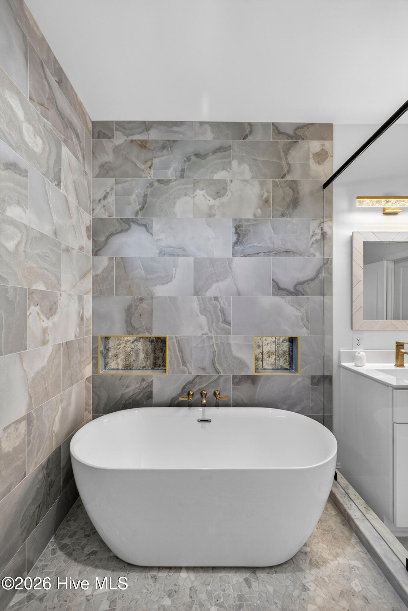 100565526 | Photo 28