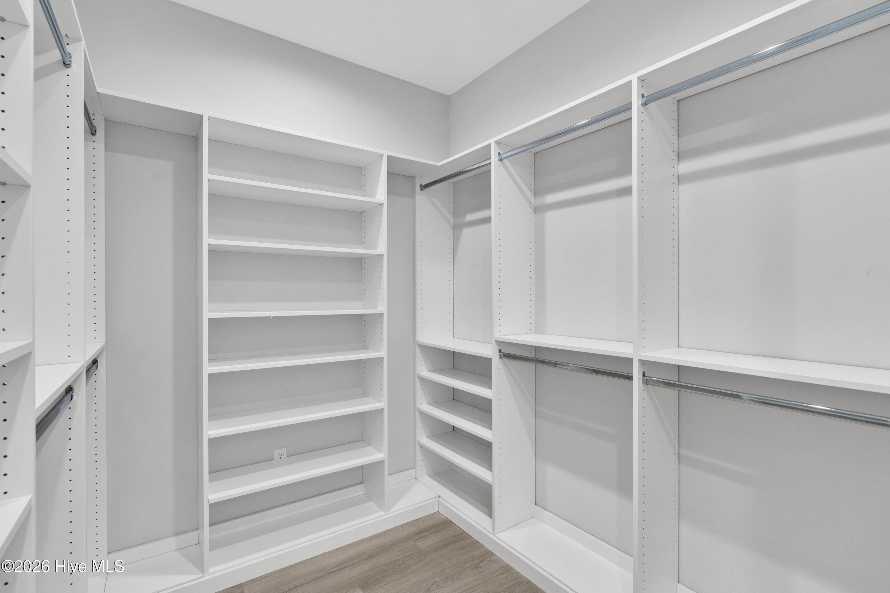 100565490 | Photo 28