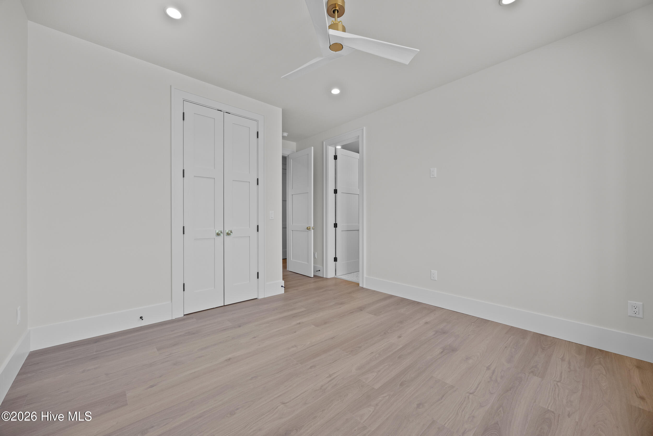 100561987 | Photo 55