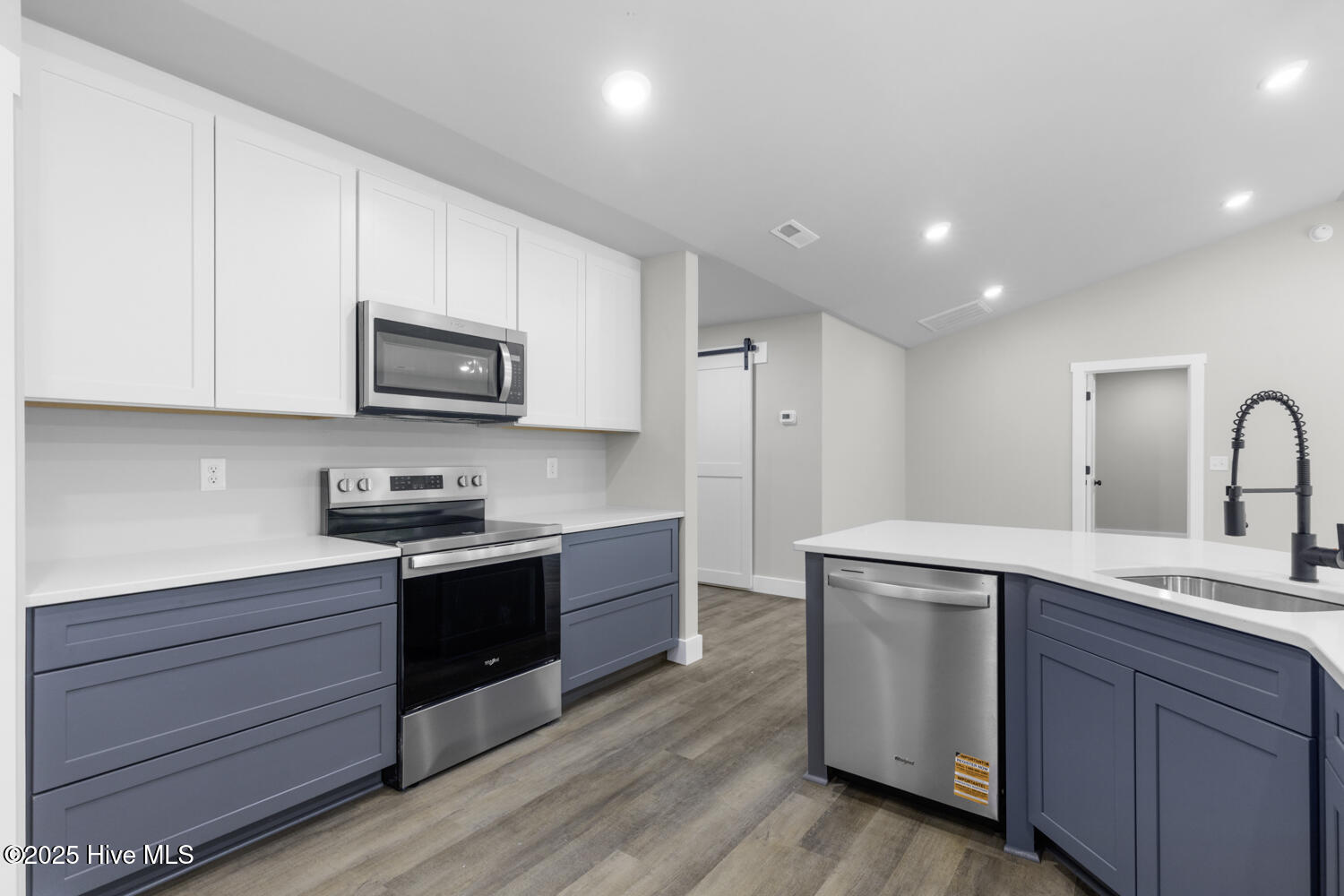 313 Pinewood Drive, Jacksonville, NC 28546 – photo 24: Dual color cabinets