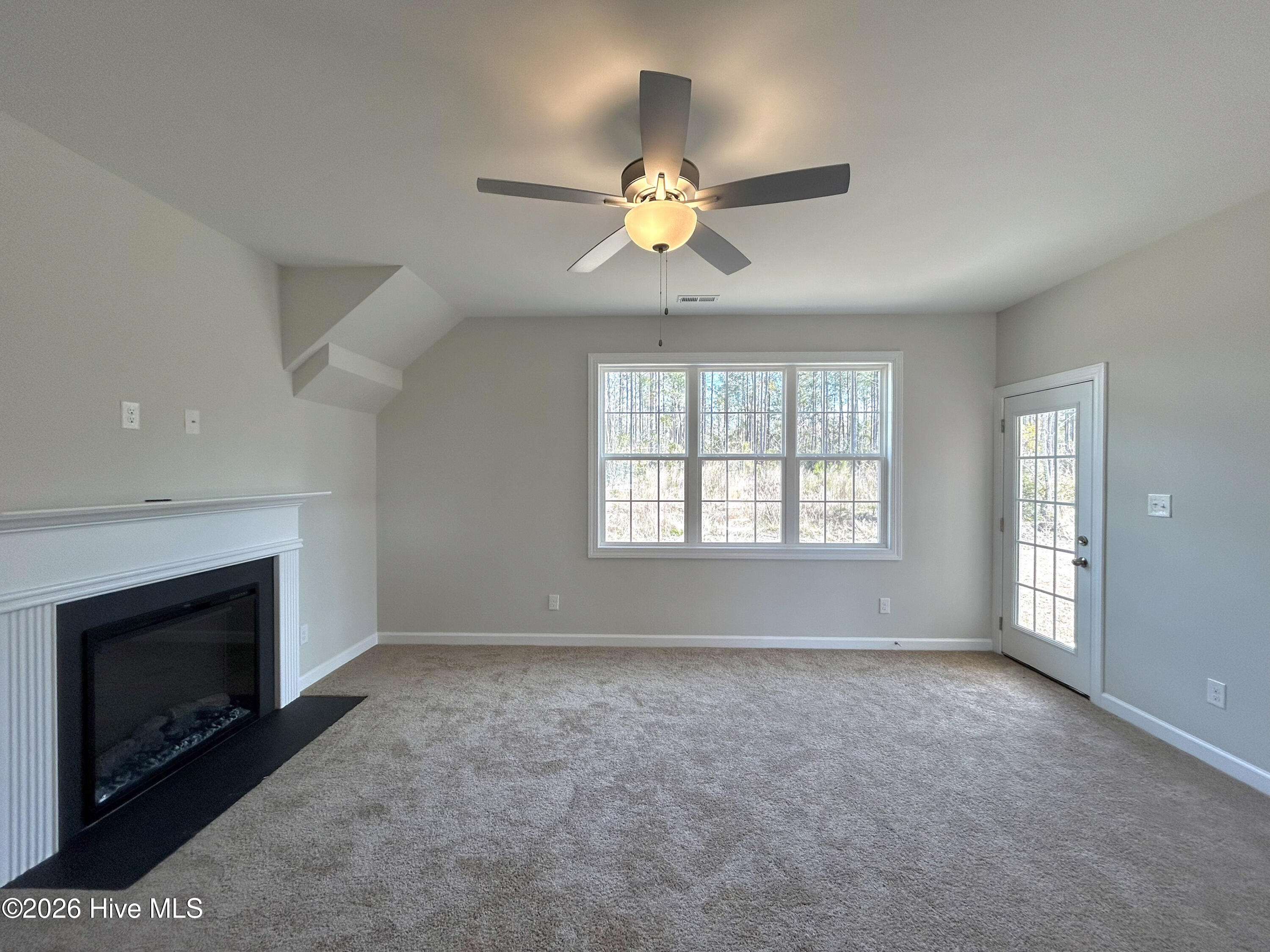 100560362 | Photo 12