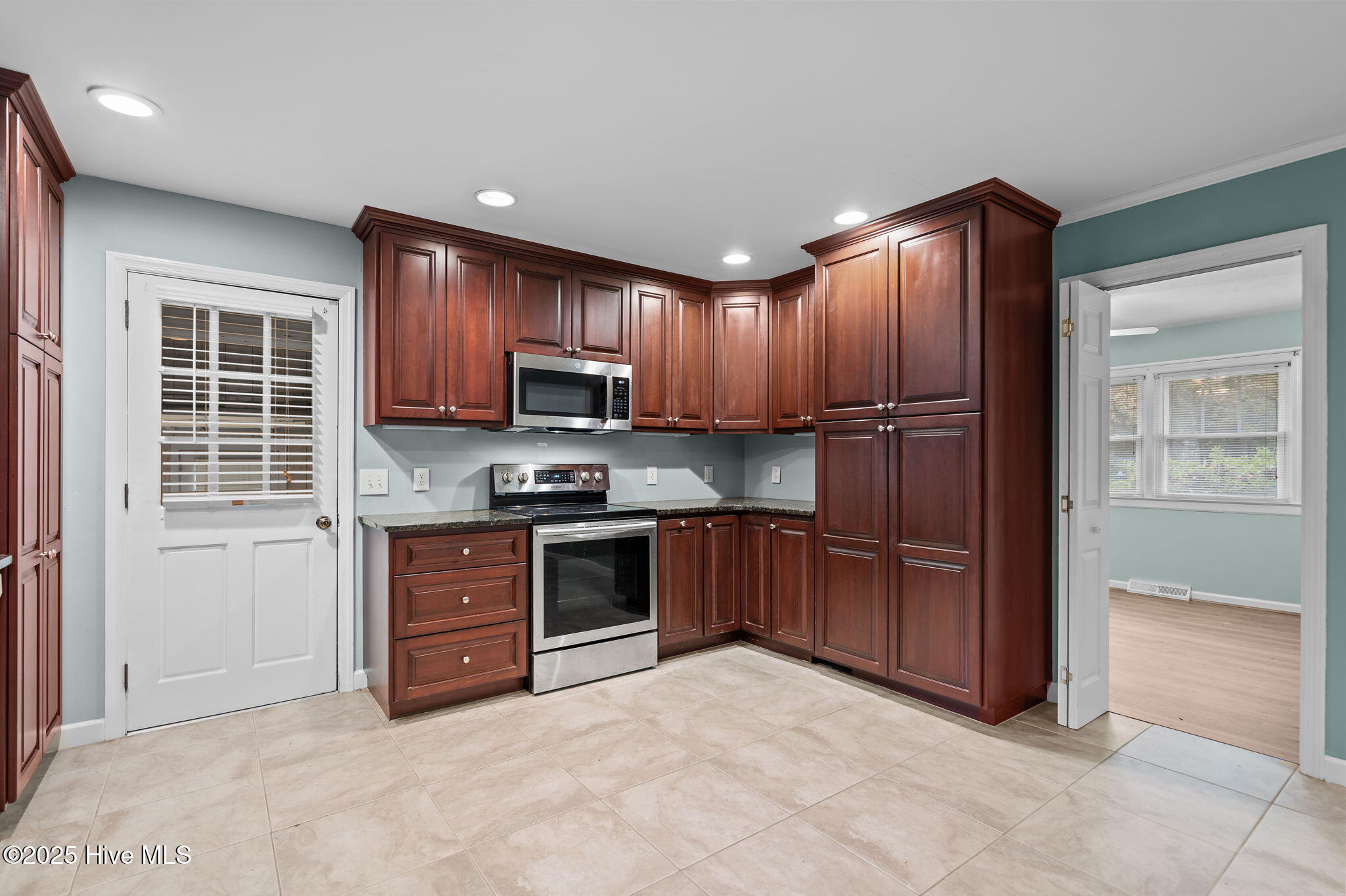 100542917 | Photo 14