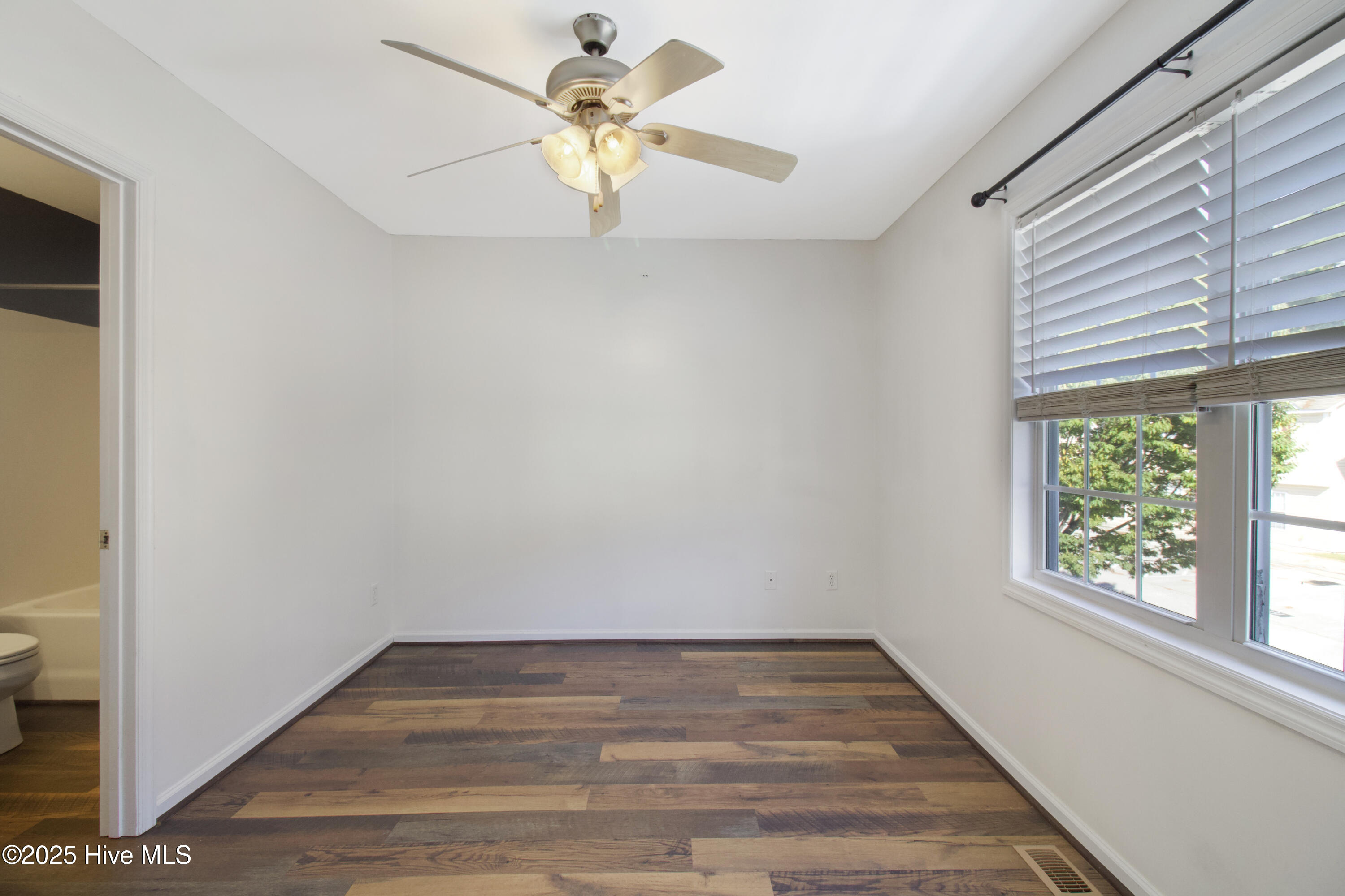 100545991 | Photo 16