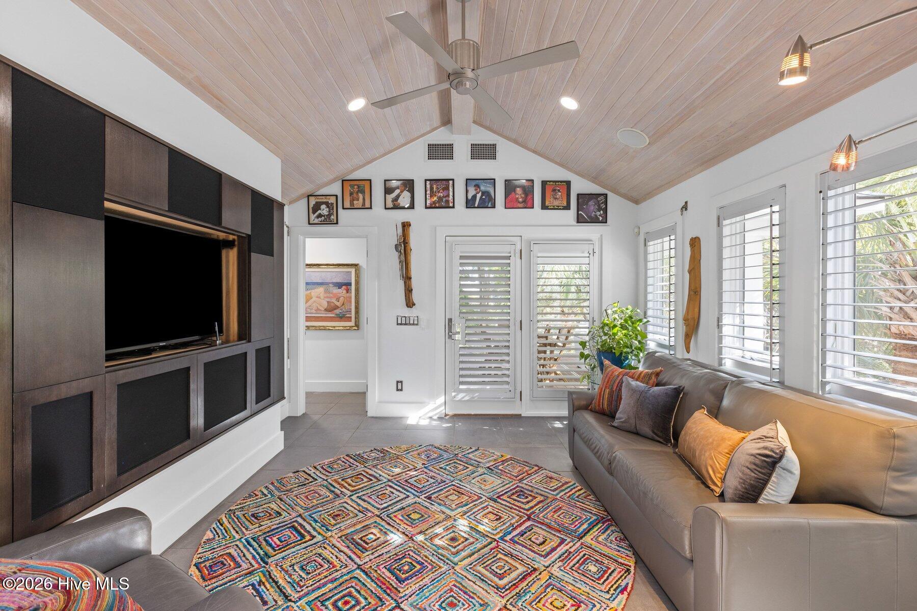 100558974 | Photo 38